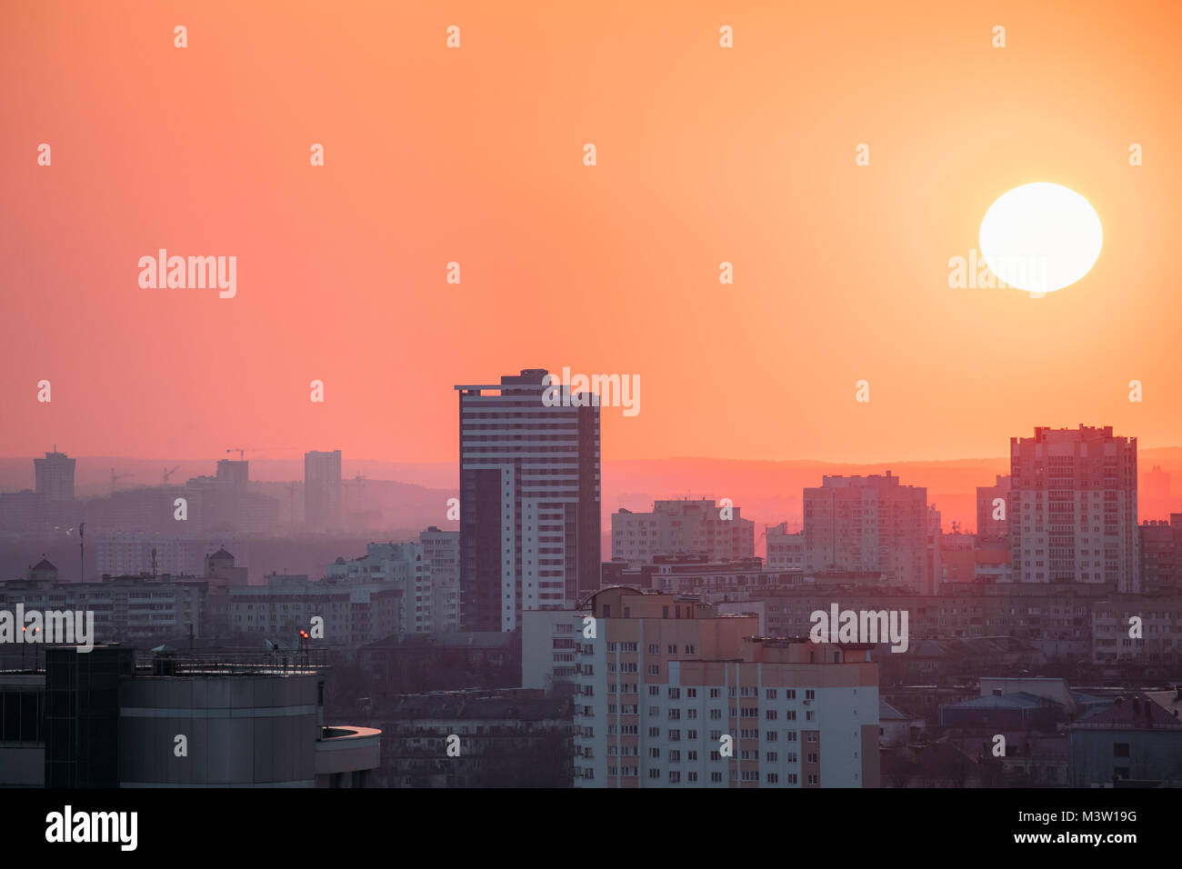 Minsk, Belarus. Vue sur les maisons en zone résidentielle de coucher du soleil lever du soleil Temps avec la pleine lune. Banque D'Images