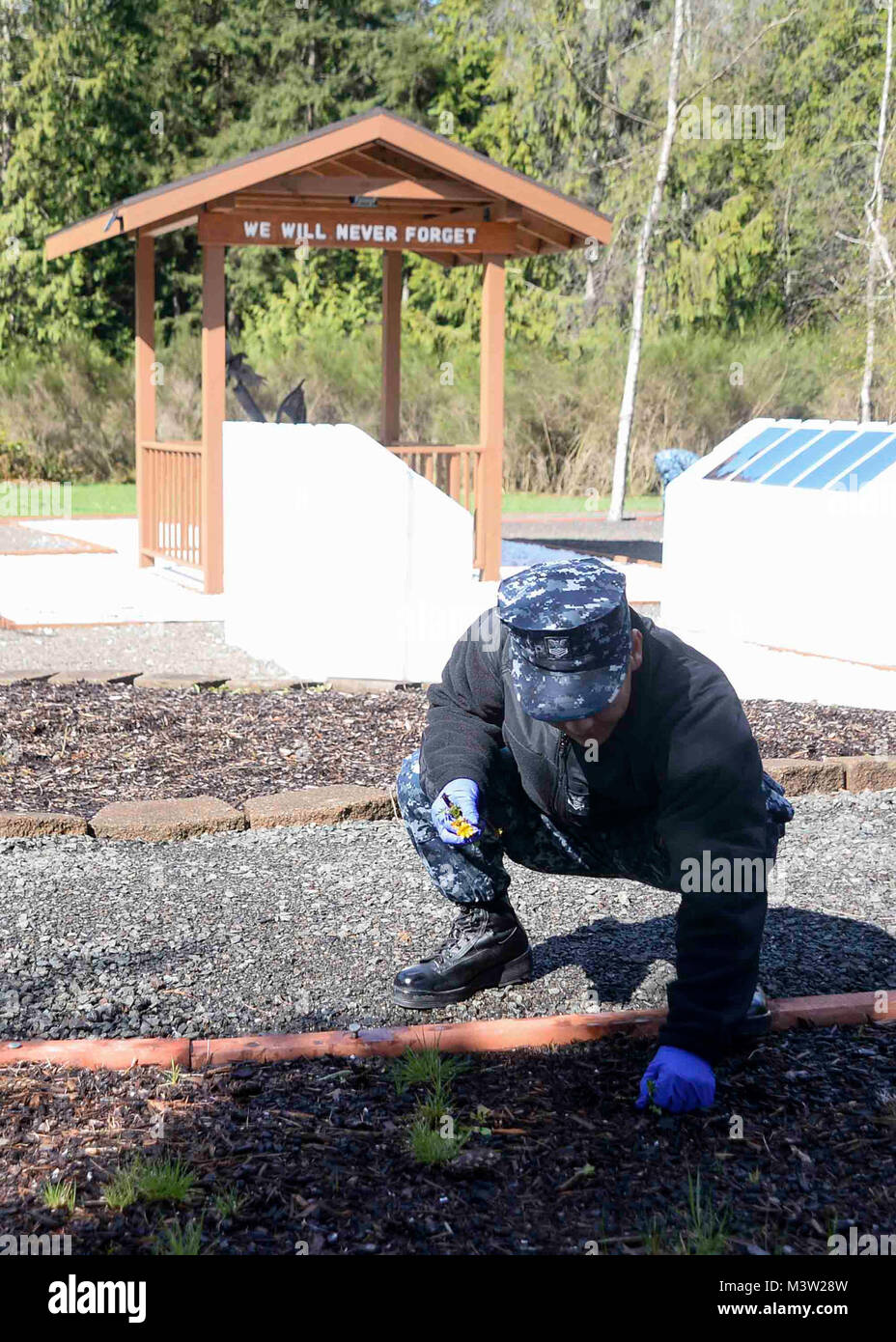 170421-N-VH385-073, SILVERDALE Washington (21 avril 2017) Soldat de 1re classe du navire Jiong Lui, de Brooklyn, New York, participe à la Journée de la Terre à bord d'un nettoyage de la Base navale Kitsap-Bangor. Le ministère de la Marine s'est joint à la nation à l'occasion de la célébration du 47e jour de la terre chaque année, avec le thème de cette année étant "Renforcement de la capacité par l'intendance". (U.S. Photo par marine Spécialiste de la communication de masse 3 Classe Wyatt L. Anthony) 170421-N-VH385-073 par Naval Base Kitsap (NBK) Banque D'Images