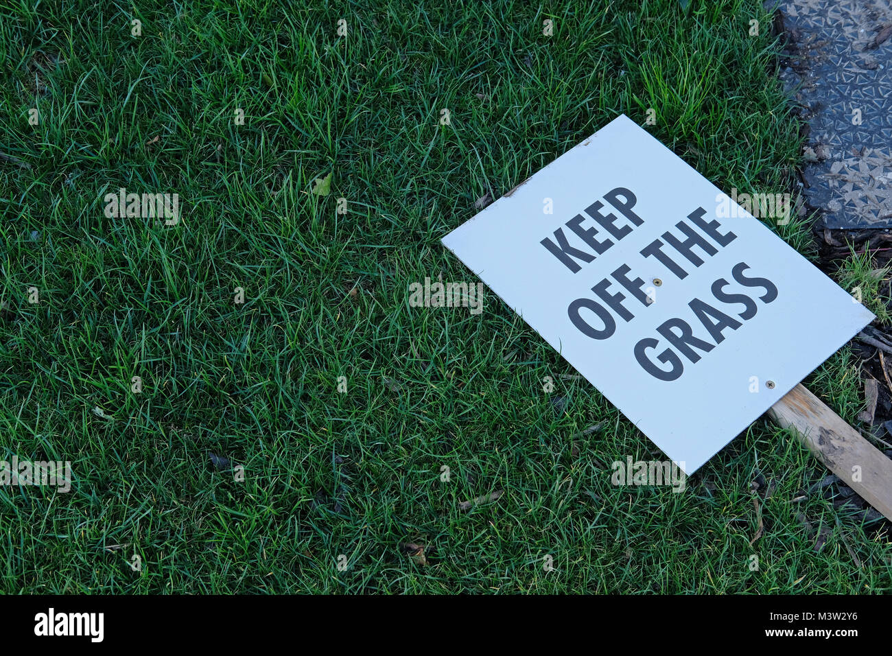 Restez à l'écart l'herbe sign Banque D'Images