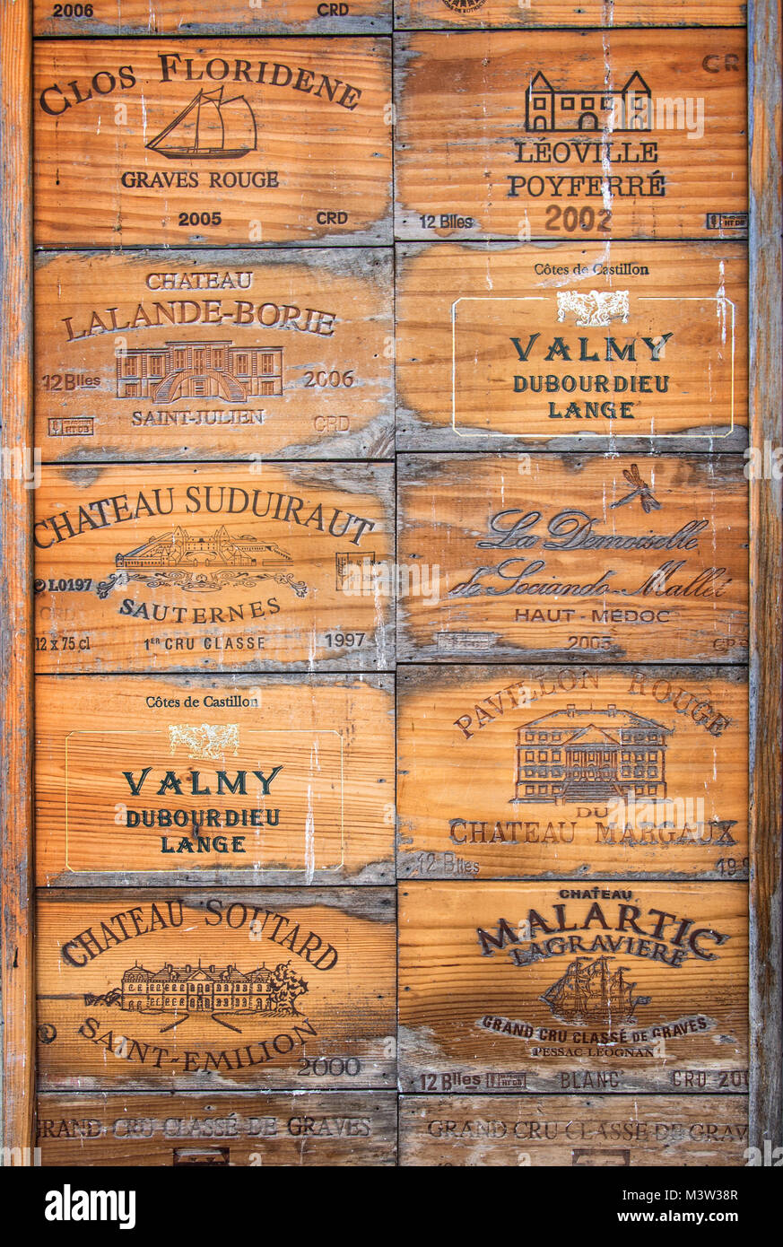Collection de vieilles boîtes en bois vin de Bordeaux Banque D'Images