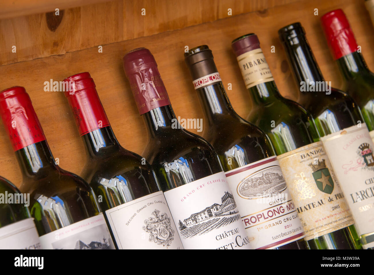 Collection de bouteilles de vins de Bordeaux, France Banque D'Images
