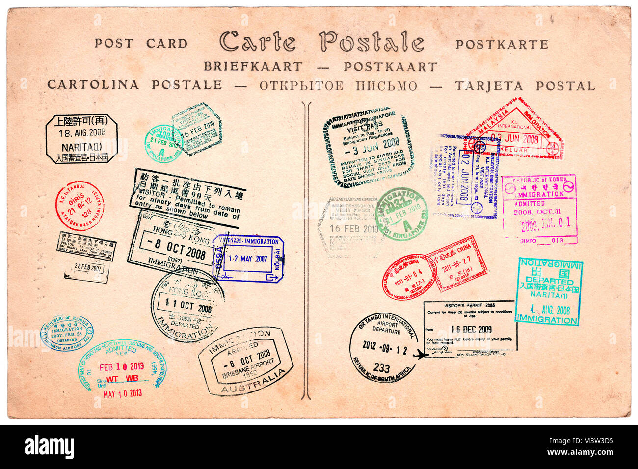 Collection de timbres de passeport sur une carte postale vintage background Banque D'Images