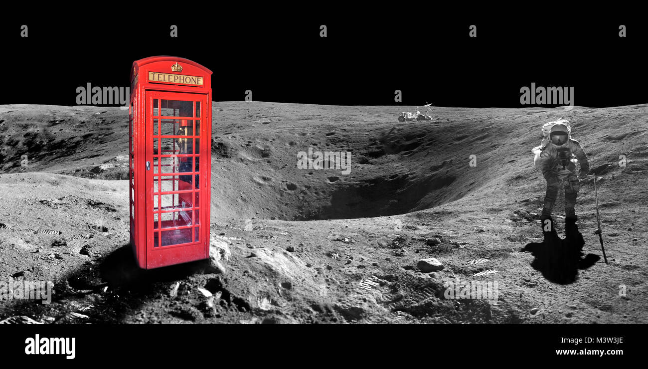 Londres cabine téléphonique anglaise rouge sur la surface de la lune - éléments de cette image sont fournis par la NASA Banque D'Images