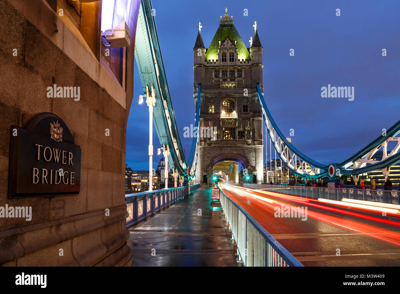 Tower Bridge et traces légères, Londres, Angleterre, Royaume-Uni Banque D'Images