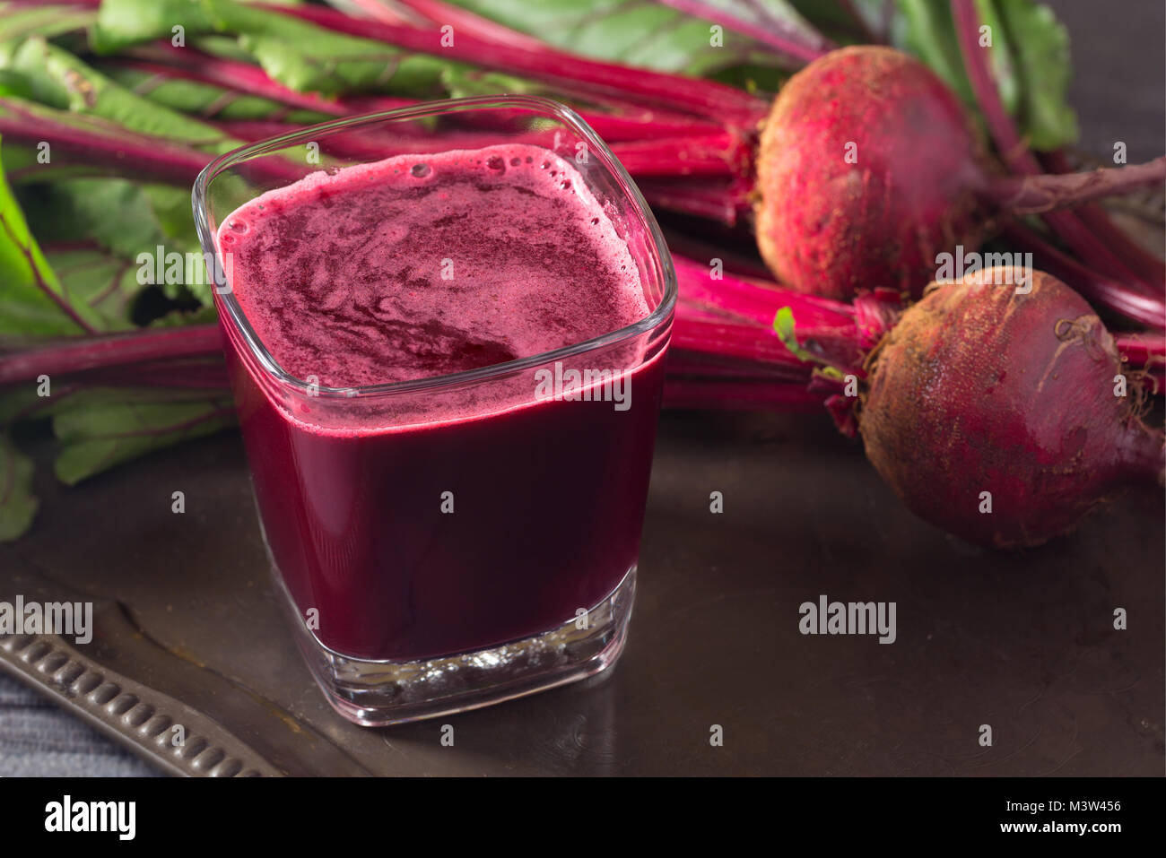 Fresh verre de jus de betterave Bio Banque D'Images