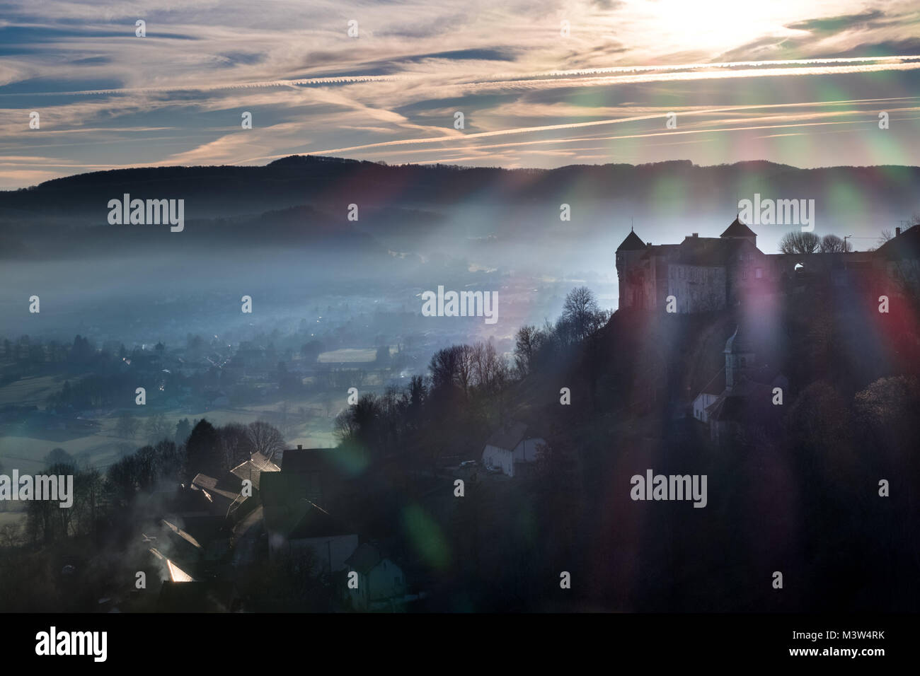 Château en France pendant le coucher du soleil avec petite ville sur l'arrière-plan Banque D'Images