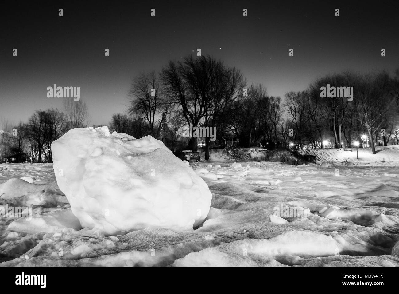 Prise d'un gros morceau de glace et de neige dans le Parc Lafontaine, Montréal, Québec Banque D'Images