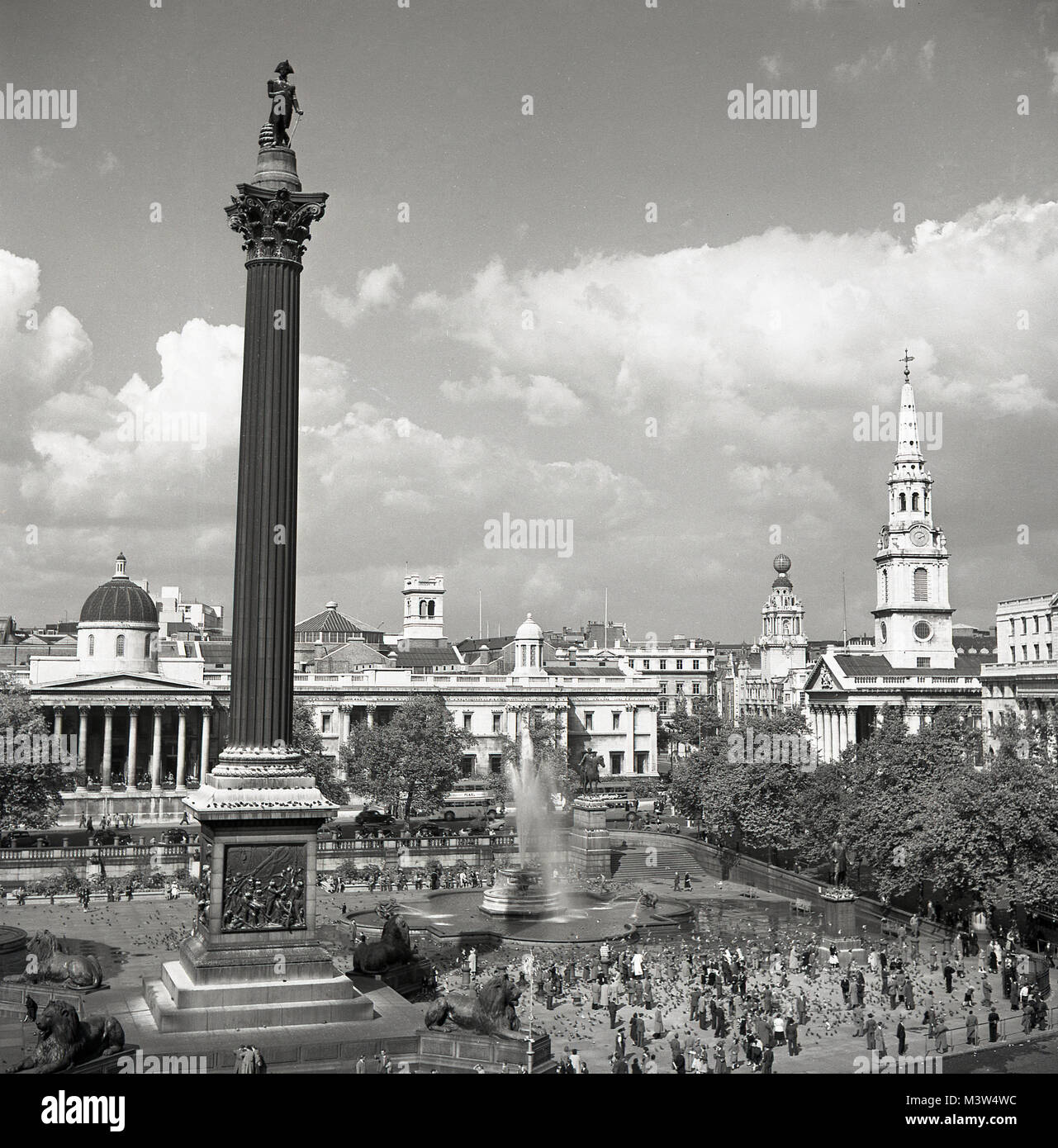 Années 1950, historique, dans cette photo depuis le début des années 1950 par J Allan paiement nous voir une vue de l'espace public du centre de Londres, Trafalgar Square et le monument dominant, la Colonne Nelson, une statue célébrant la victoire dans les guerres napoléoniennes. Banque D'Images