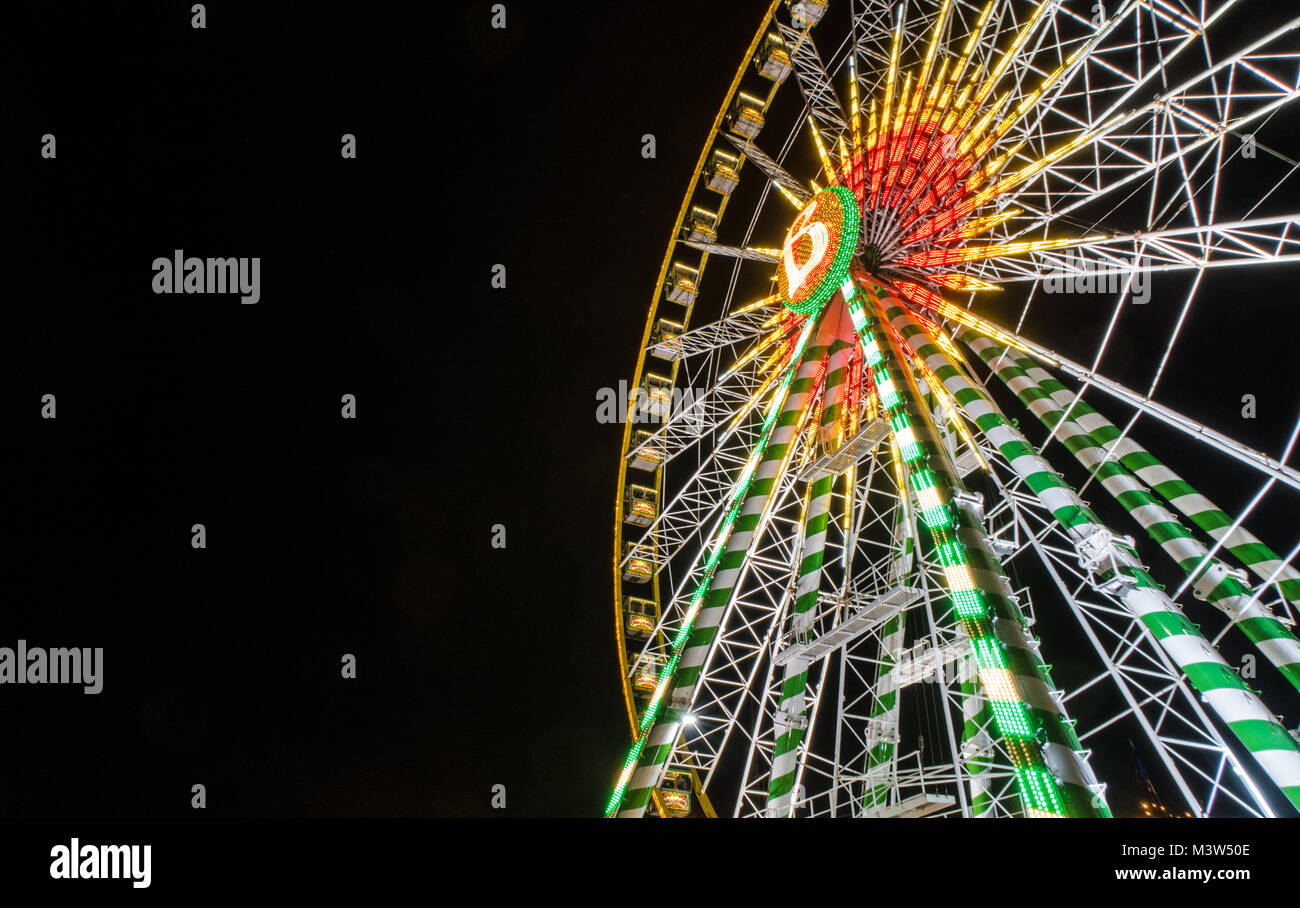 Grande roue sur Pitch Black night contexte en Allemagne à un faible angle de vue Banque D'Images