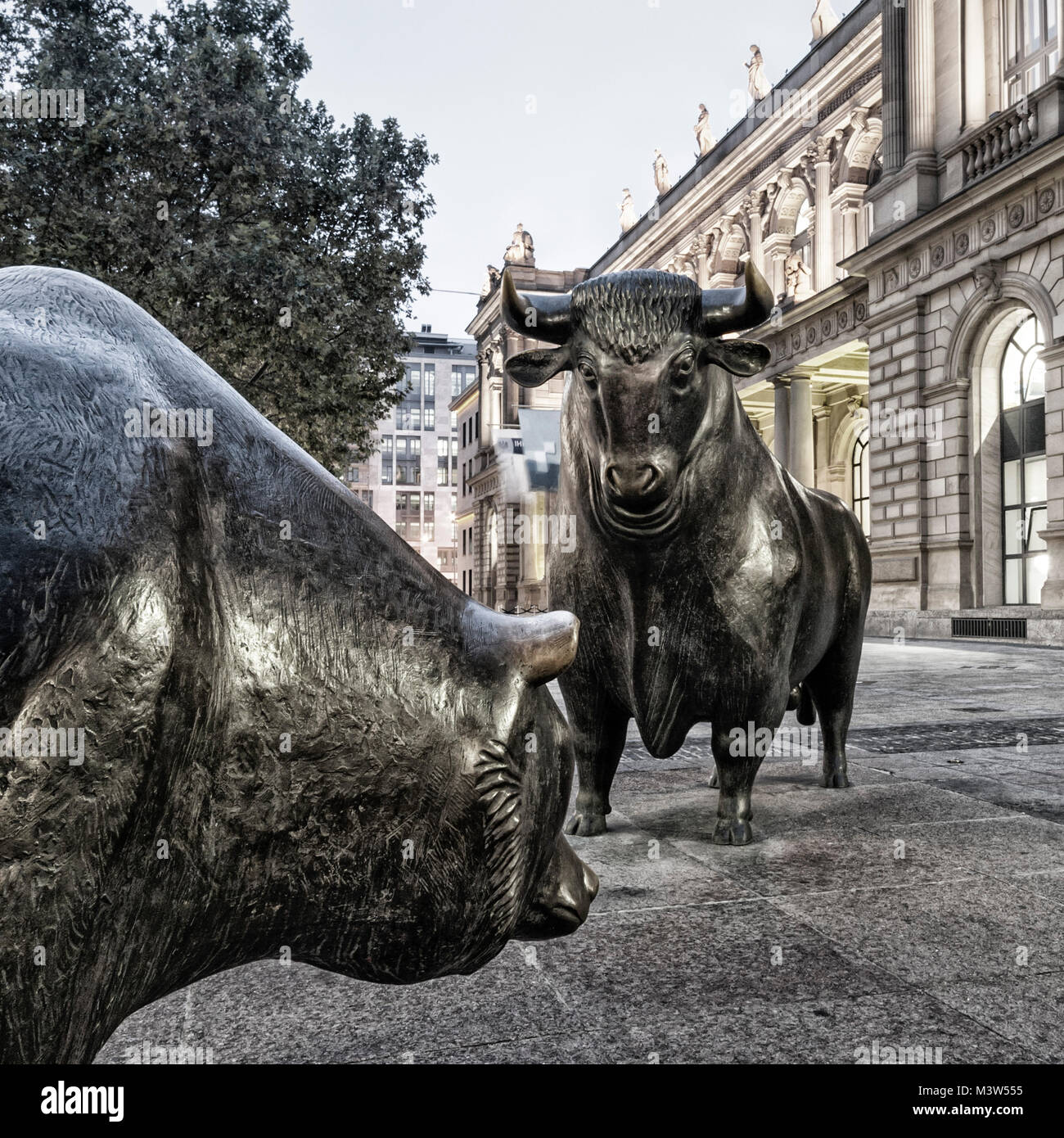 Allemagne, Francfort, Bull et l'ours en face de la bourse, , twilight Banque D'Images