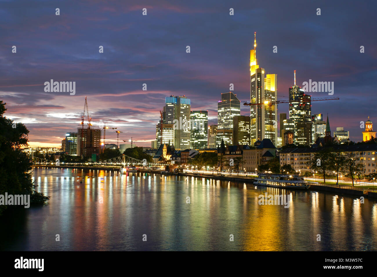 Eisener Steg pont, toits de financial district, Francfort-sur-Main, Allemagne - Banque D'Images