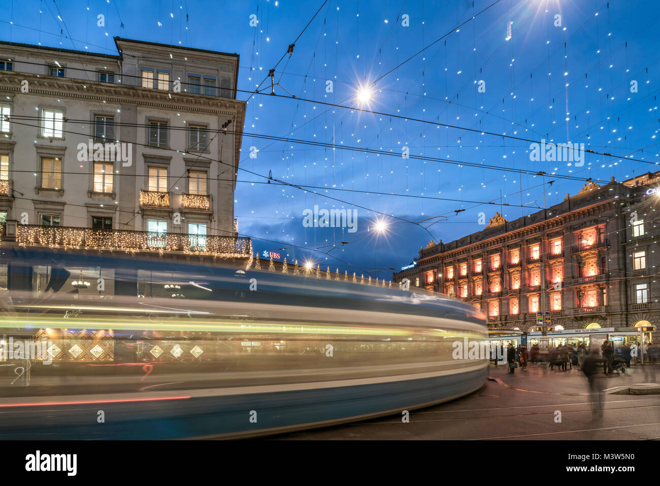 Illumination de noël, tramway, Paradeplatz , Credit Suisse, UBS, Zurich, Suisse Banque D'Images