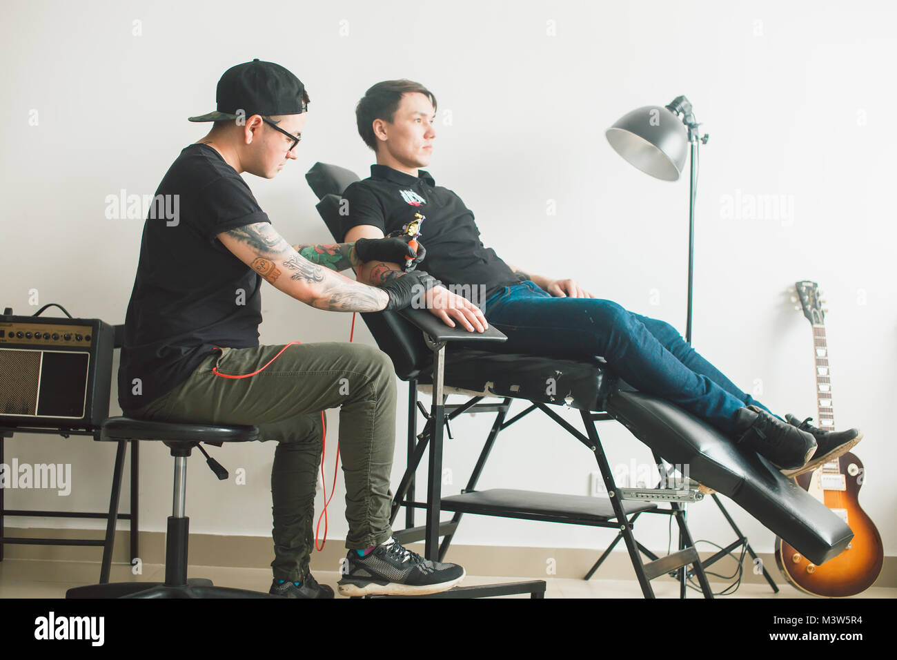 Artiste de tatouage tatouage fait en main Banque D'Images
