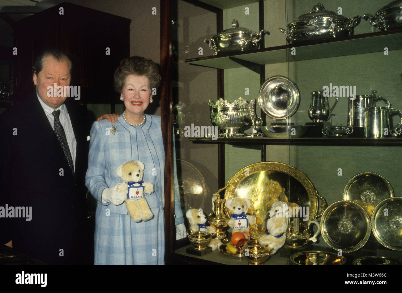 Le comte et la comtesse Spencer avec l'argenterie familiale 1987 Banque D'Images