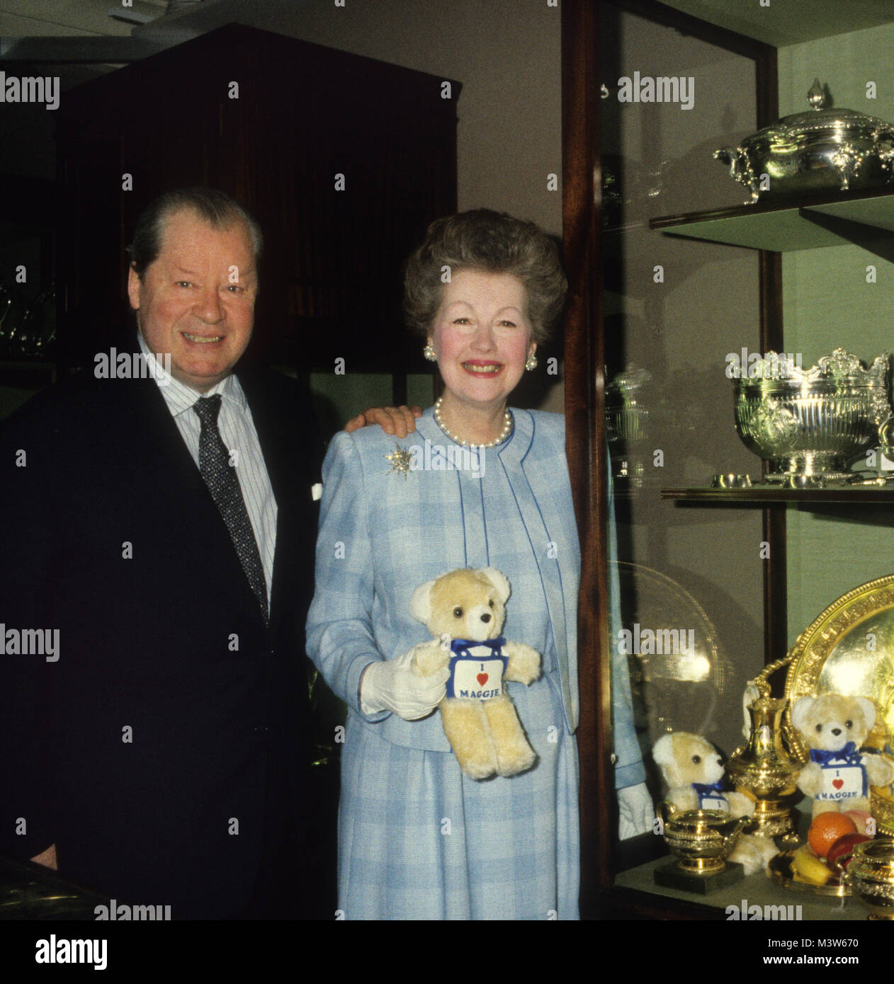 Le comte et la comtesse Spencer avec l'argenterie familiale 1987 Banque D'Images