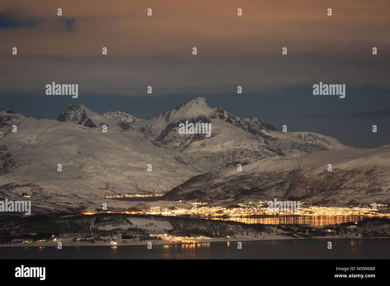 Montagnes autour de Tromsø allumé par La Super Pleine Lune, la photographie de nuit Banque D'Images