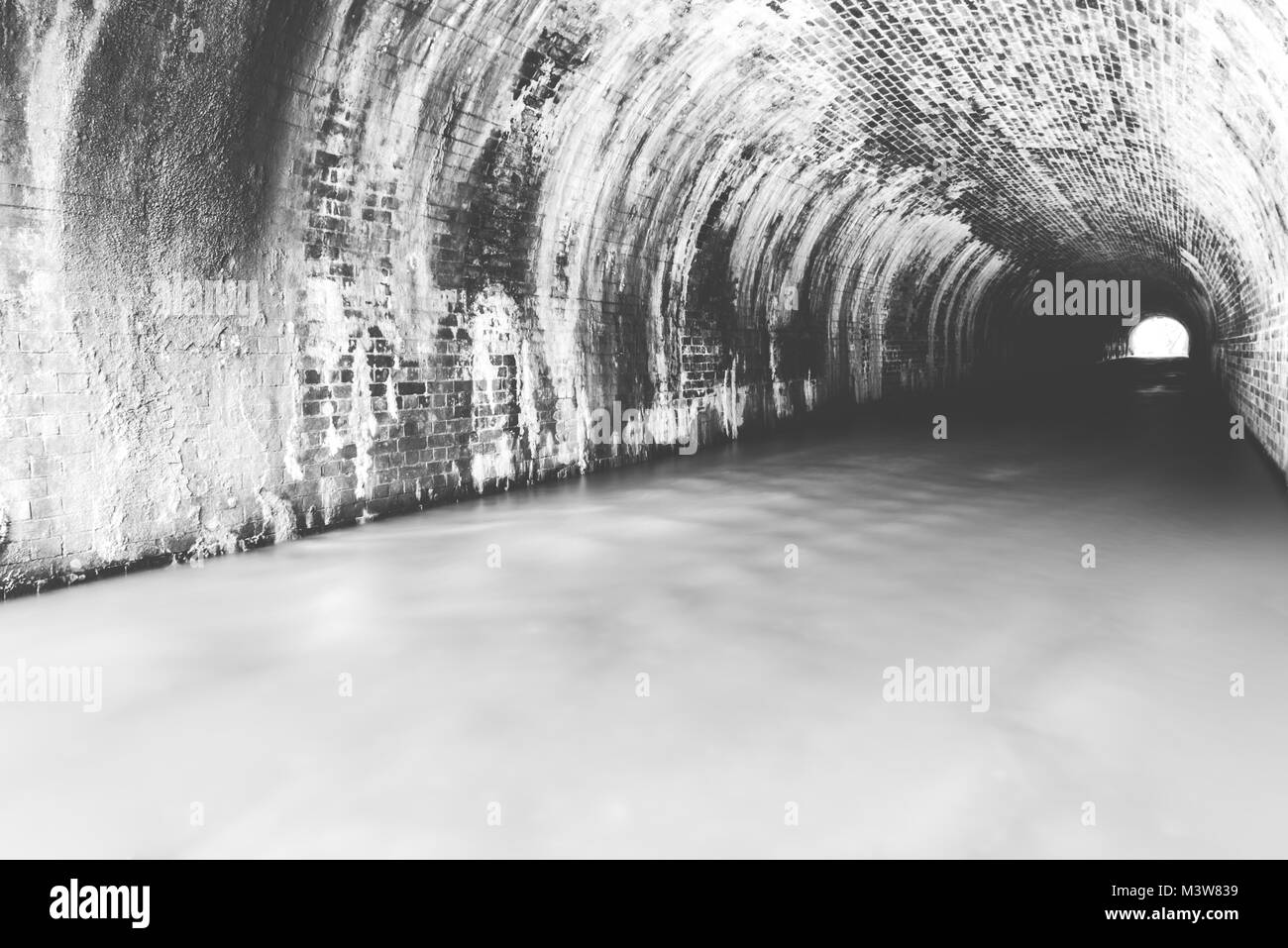 Ruisseau coule à travers Tunnel dans Cheshire, Royaume-Uni Banque D'Images