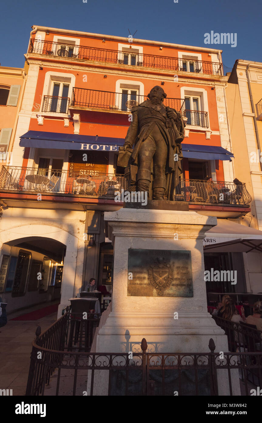 France, Côte d'Azur, St Tropez, Port, statue de l'amiral Pierre André de Suffren Banque D'Images