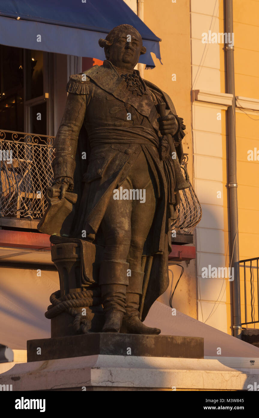 France, Côte d'Azur, St Tropez, Port, statue de l'amiral Pierre André de Suffren Banque D'Images