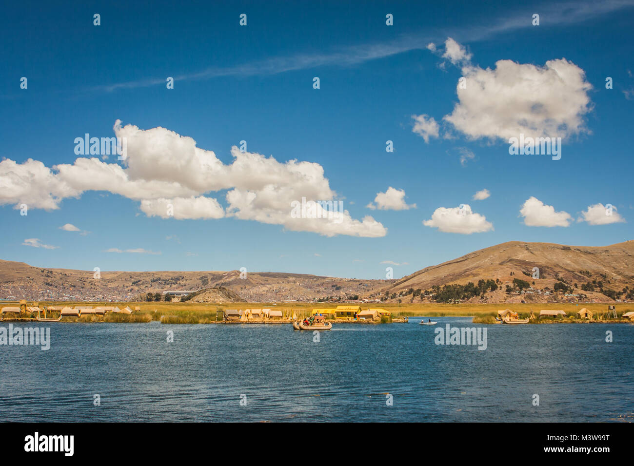 Panorama de l'île Uros à partir d'un bateau sur le lac Titicaca, Pérou Banque D'Images
