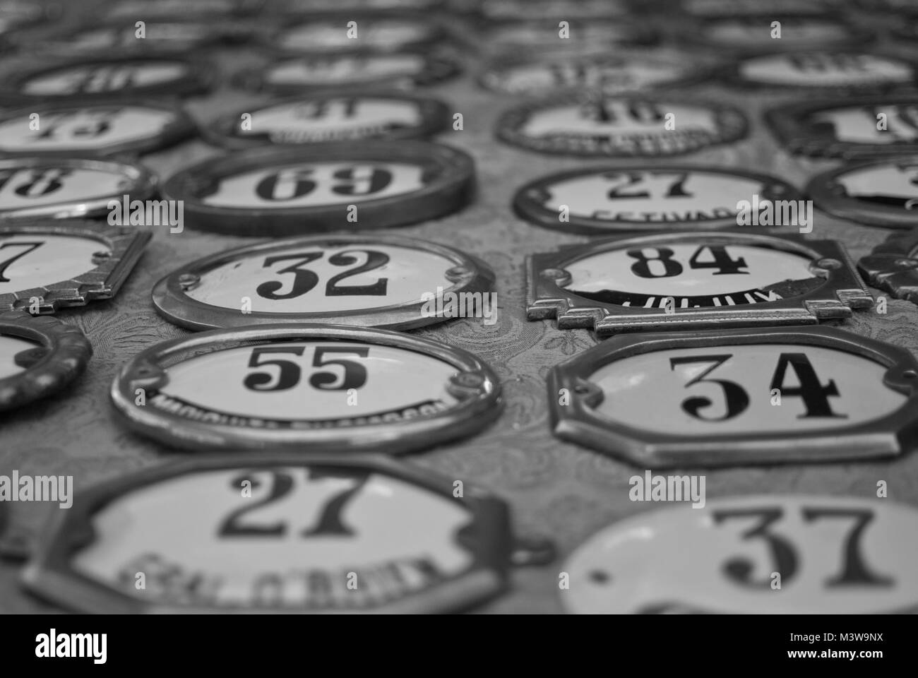 Plaques disposées en lignes sur une table à un marché aux puces à Buenos Aires, Argentine Banque D'Images