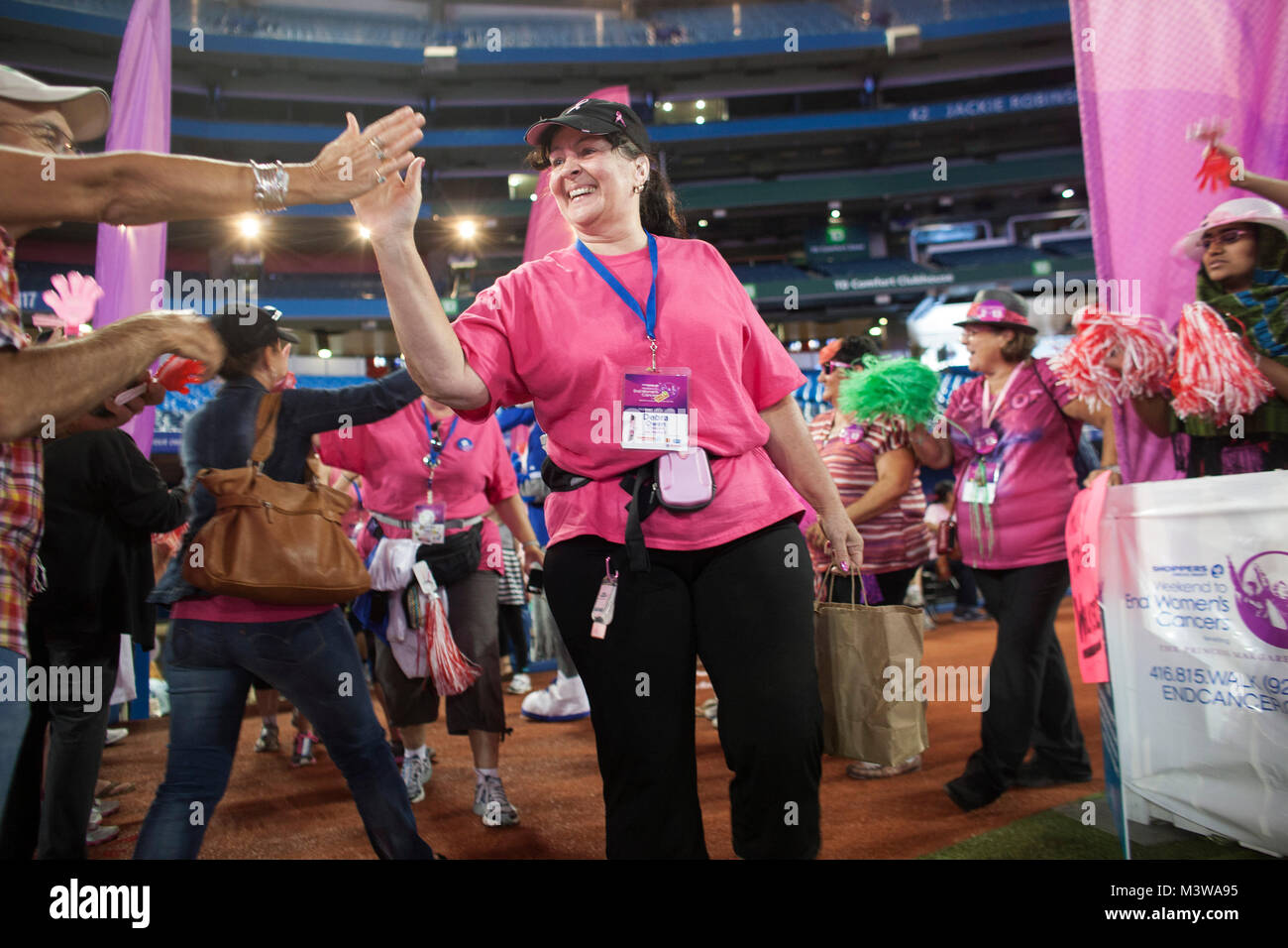 Les participants une complète le week-end Pharmaprix pour vaincre les cancers féminins le marche du Dimanche, Septembre 08, 2013 à Toronto, Canada. Il y avait 3 639 marcheurs qui ont pris part aux deux journées de 60 km à pied par Toronto et soulevé 8 millions de dollars pour la recherche sur le cancer. Banque D'Images