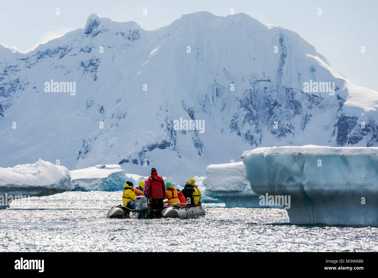 Les grands bateaux Zodiac gonflable alpinisme navette skieurs à l'Antarctique de l'aventurier de l'océan des navires à passagers Banque D'Images