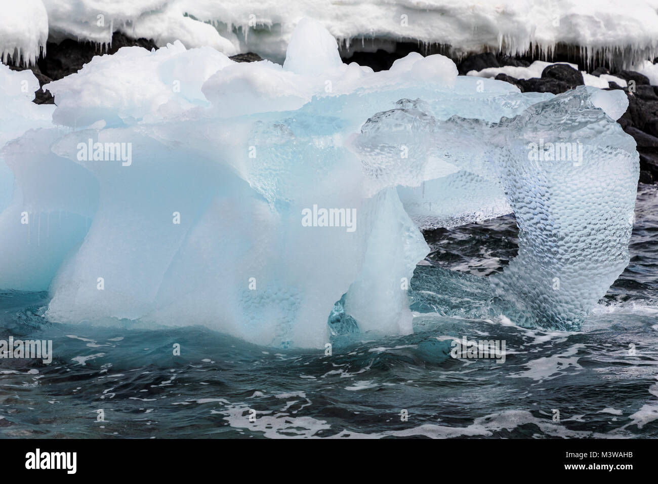 La glace de mer, icebergs et neige et glace antarctique couverte ; paysage Rongé ; île de la péninsule Arctowski Banque D'Images
