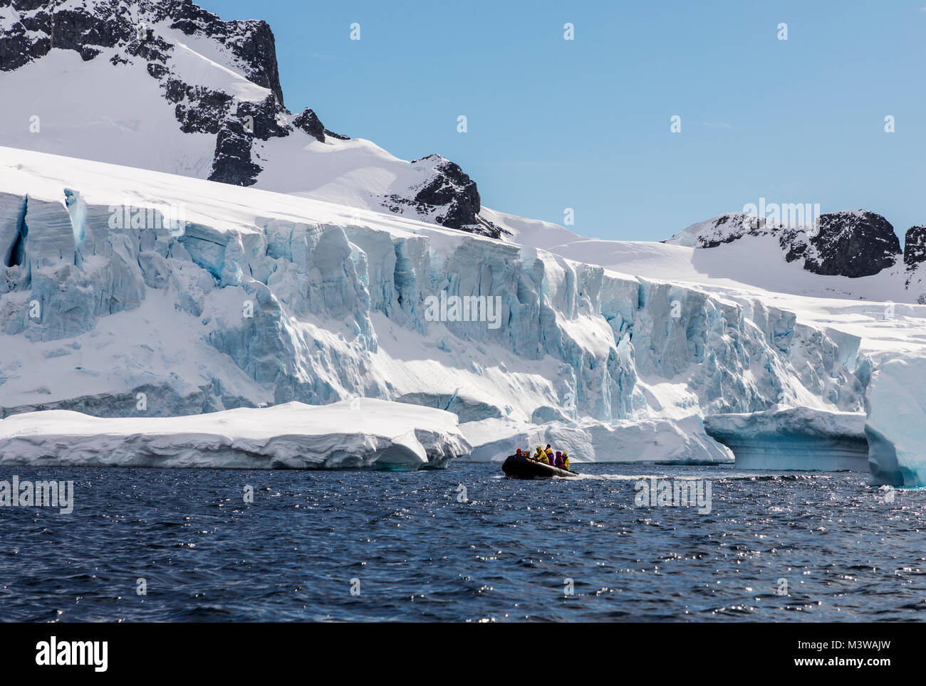 Les grands bateaux Zodiac gonflable alpinisme navette skieurs à l'Antarctique de l'aventurier de l'océan des navires à passagers Banque D'Images