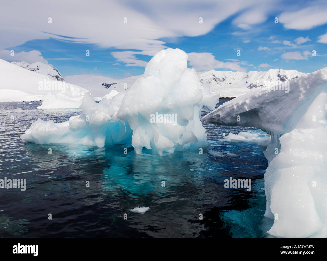 La glace de mer, icebergs et neige et glace antarctique couverte ; paysage Rongé ; île de la péninsule Arctowski Banque D'Images