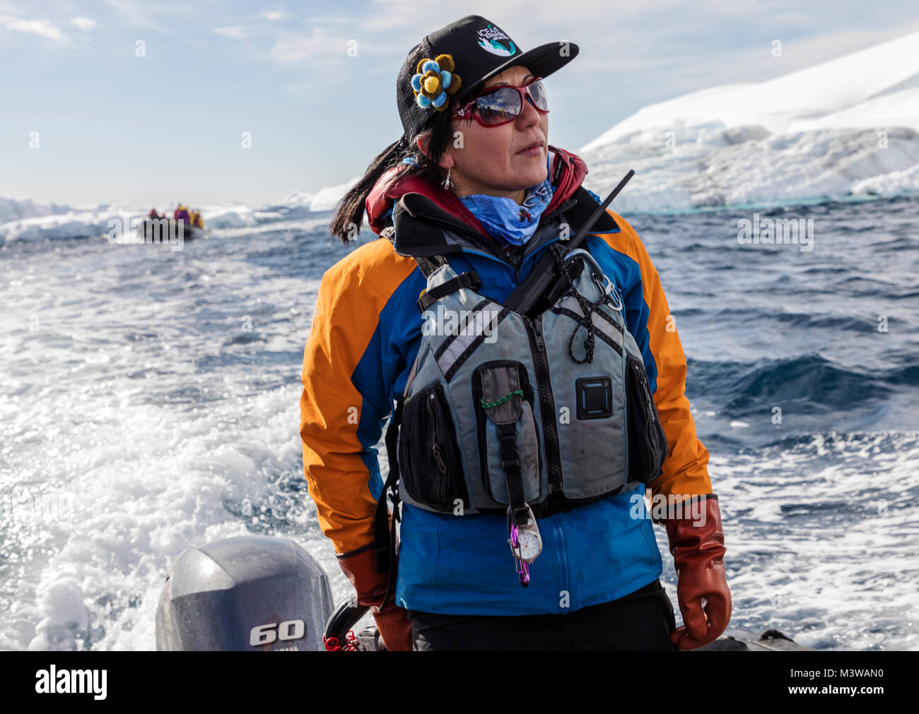 Les grands bateaux Zodiac gonflable alpinisme navette skieurs à l'Antarctique de l'aventurier de l'océan des navires à passagers Banque D'Images