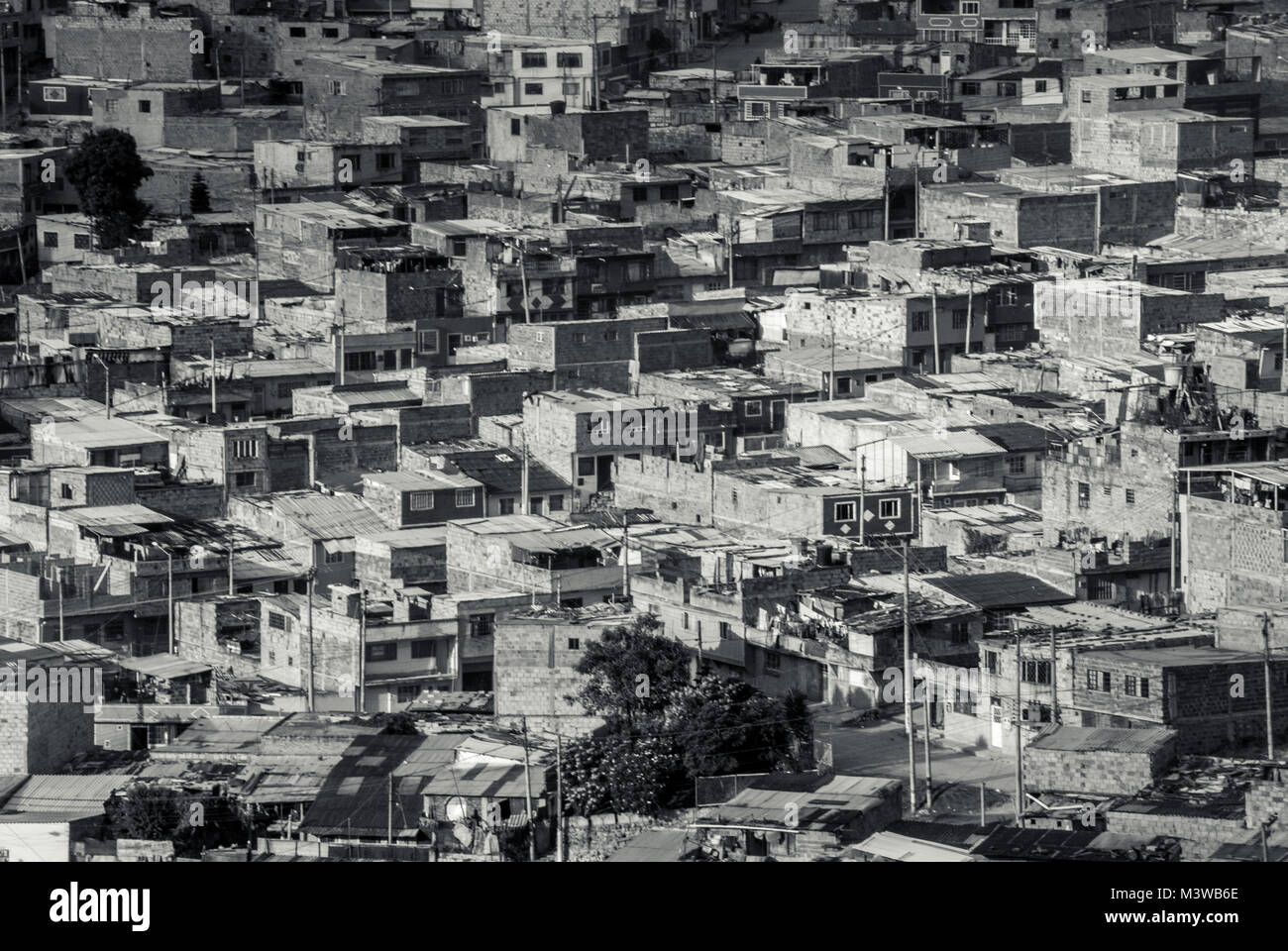 Un noir et blanc photo en gros plan des bâtiments d'un bidonville à Bogota, Colombie Banque D'Images