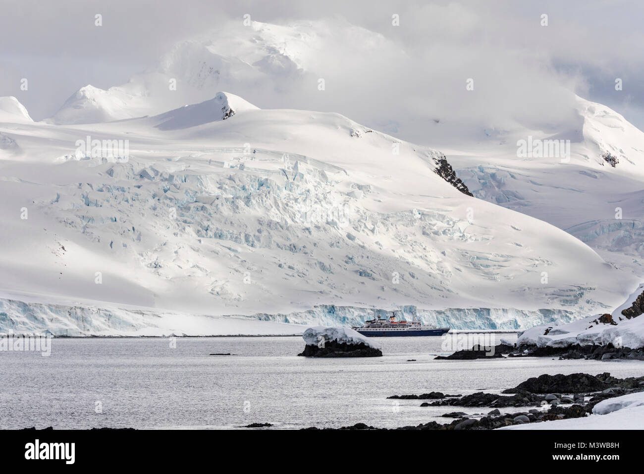 Navire de passagers aventurier océan transporte les skieurs alpinisme à l'Antarctique Banque D'Images