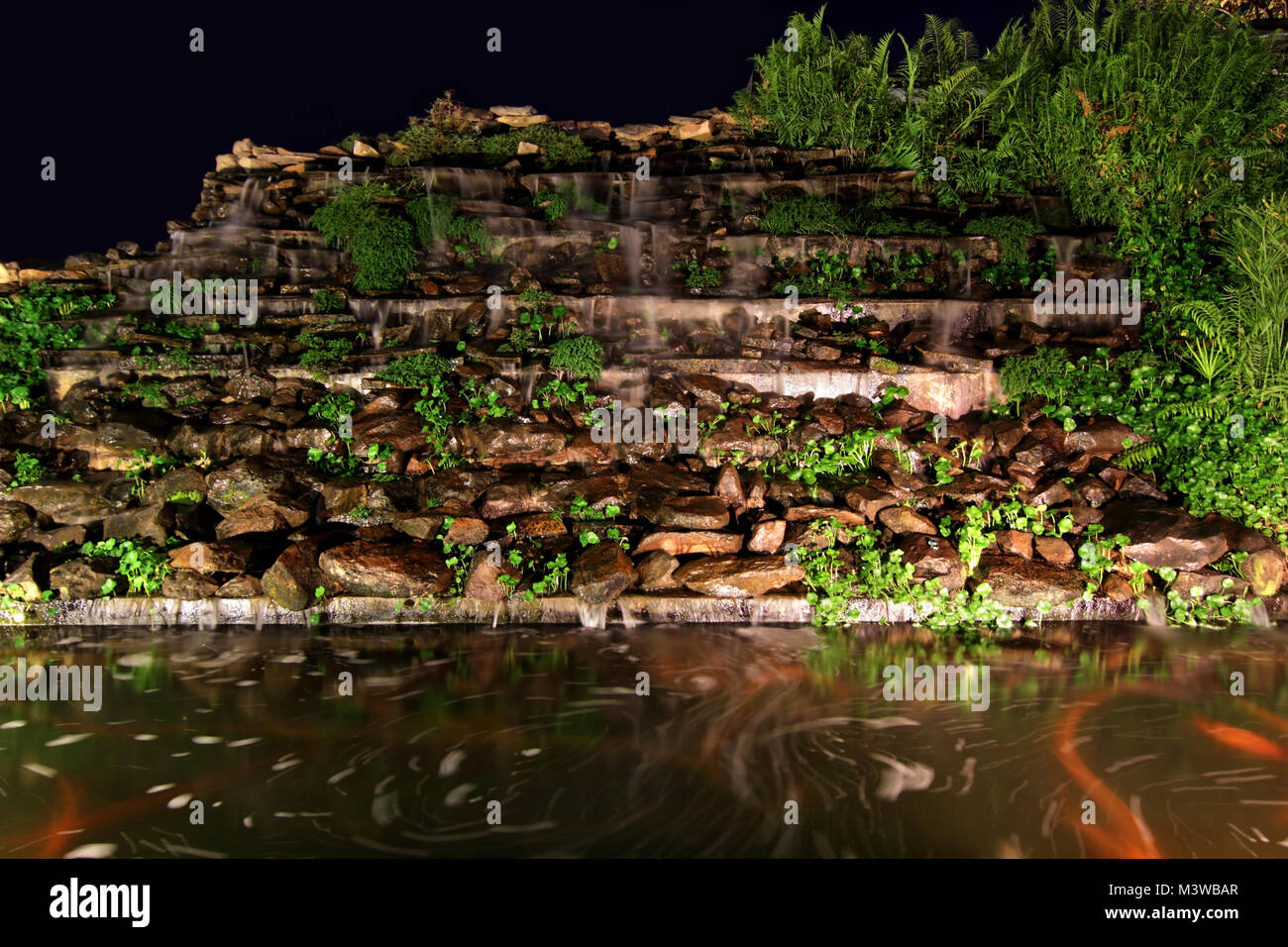 Photo de paysage, une cascade en forêt à la nuit Banque D'Images