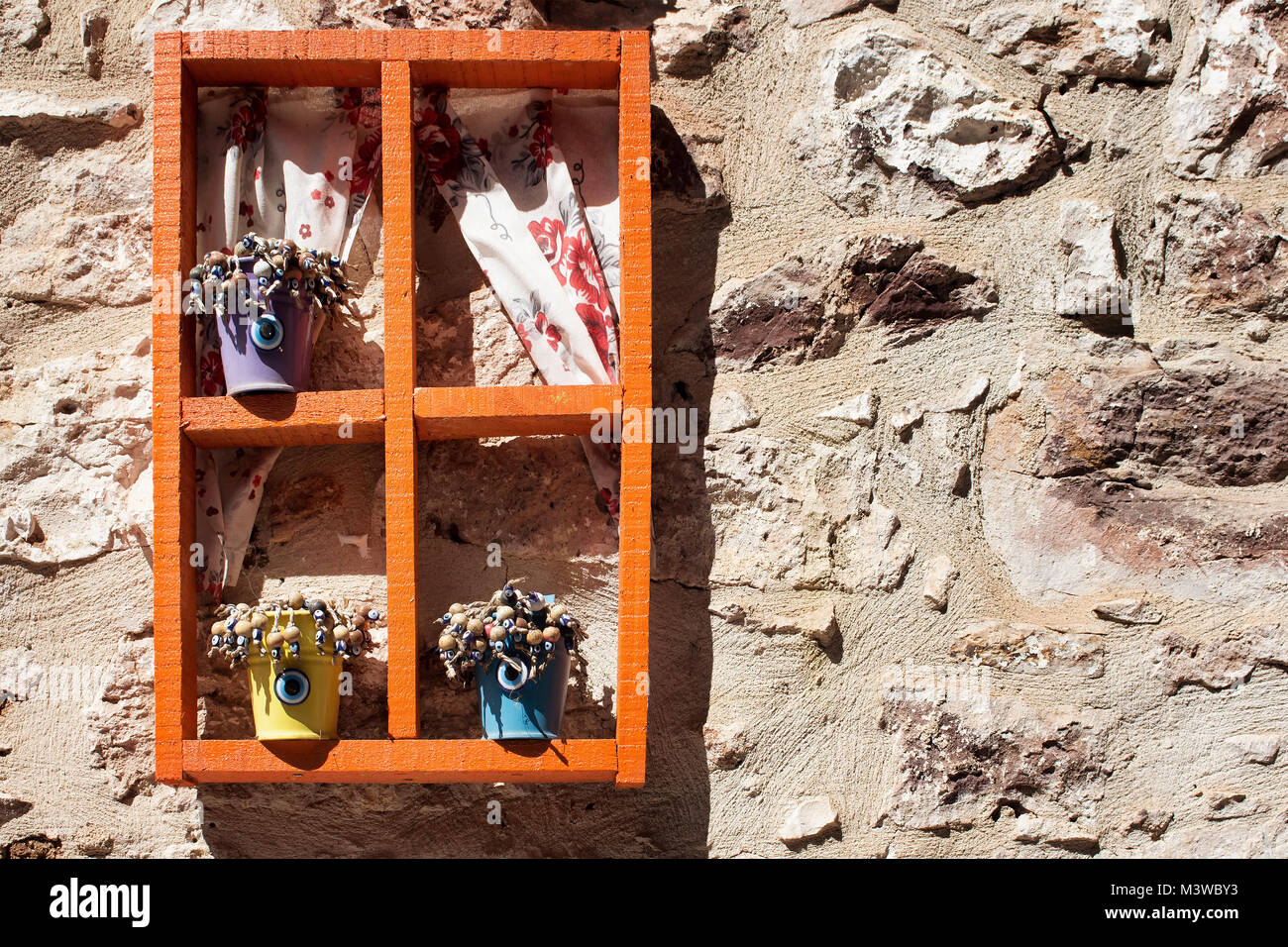Objets de décoration sur le vieux mur de pierre en journée ensoleillée. Banque D'Images
