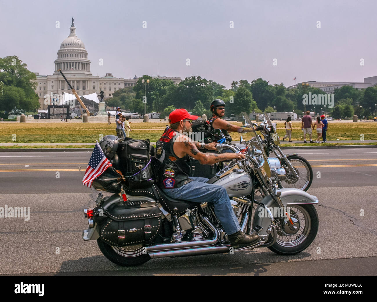 Avis de plusieurs motocyclistes mature équitation au Rolling Thunder rassemblement annuel à Washington, D.C., United States Capitol Building en arrière-plan Banque D'Images