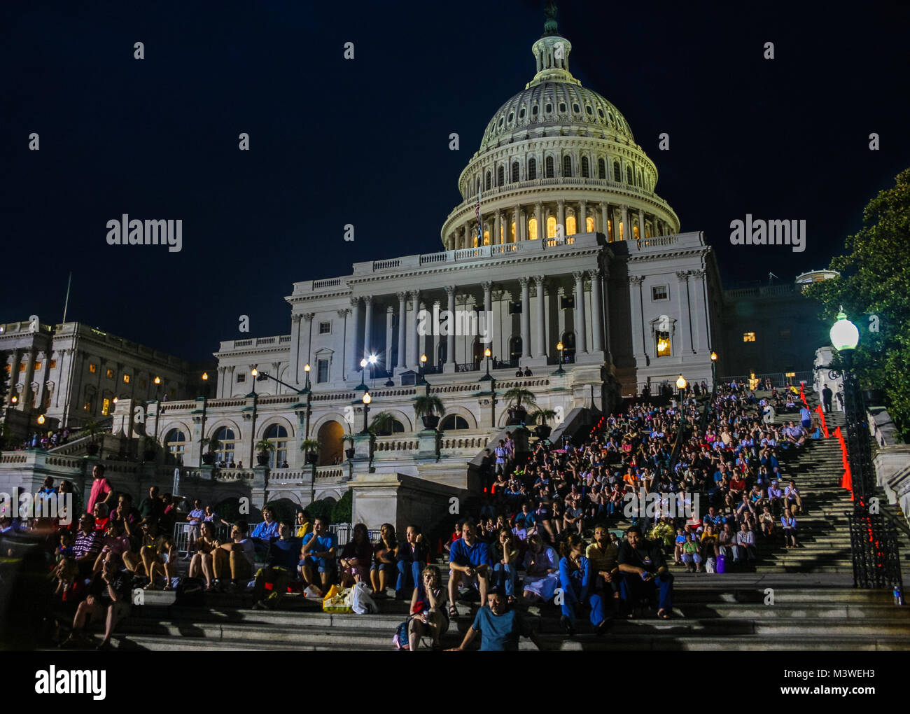 Avis d'une grande foule de personnes se sont rassemblées devant le Capitole pour le concert de la Journée commémorative annuelle à Washington, D.C. ; Banque D'Images