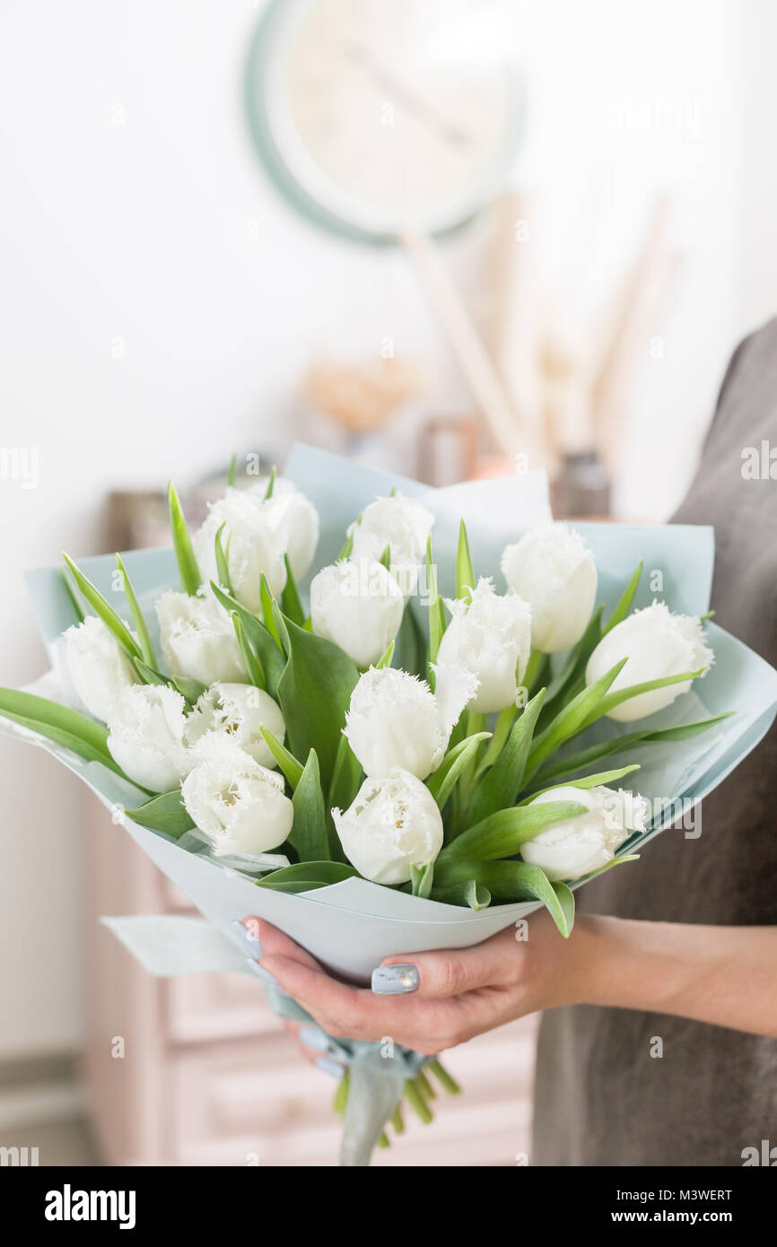 Luxe magnifique bouquet de tulipes fleurs blanc femme en main. le travail de  la fleuriste à un magasin de fleur Photo Stock - Alamy