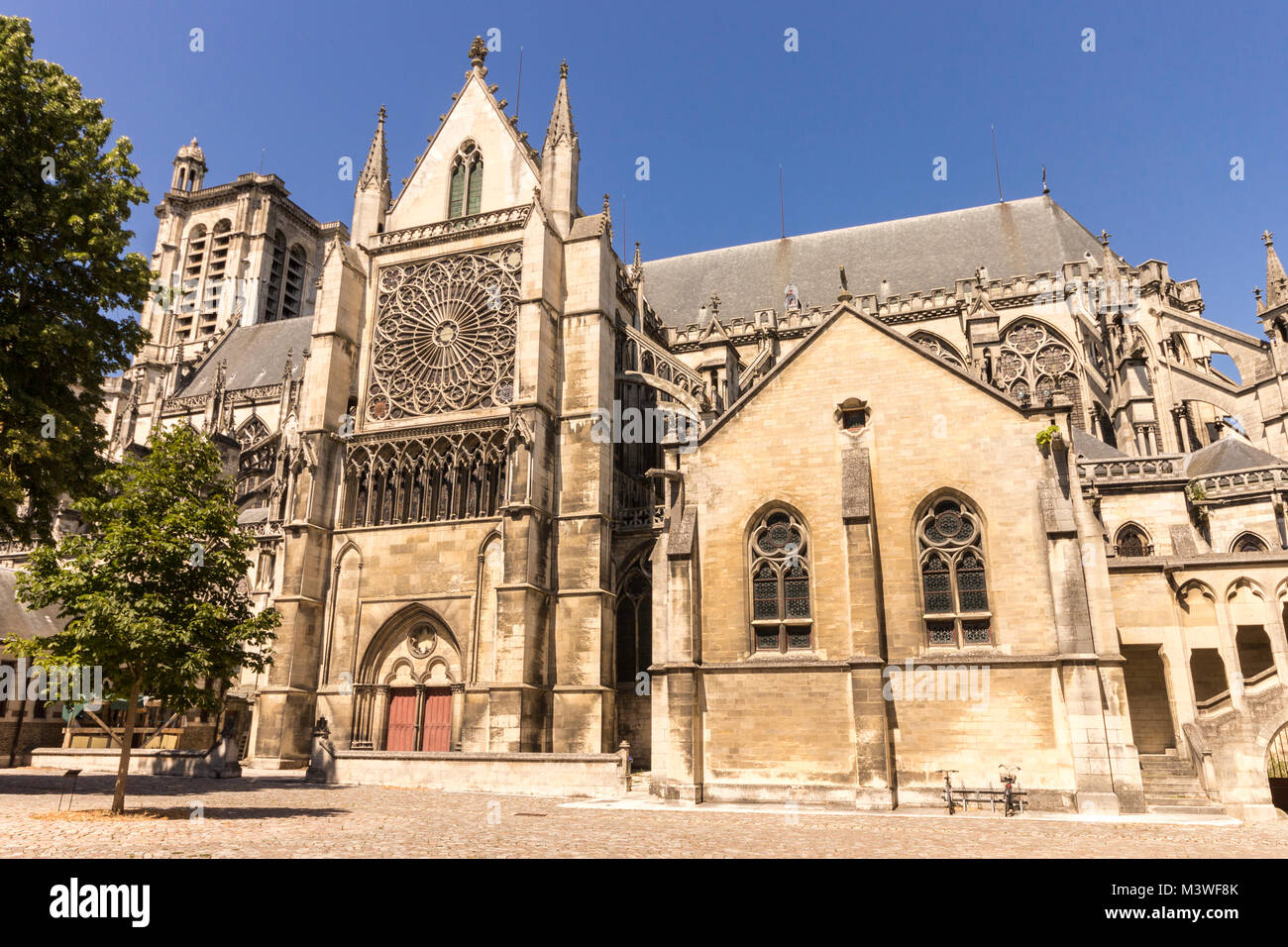La Cathédrale Saint Pierre et Saint Paul, une église catholique et monument national situé dans la ville de Troyes, en Champagne, France Banque D'Images
