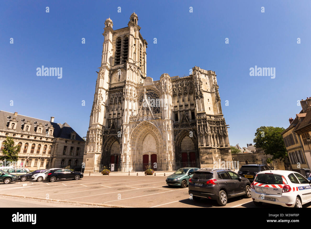 La Cathédrale Saint Pierre et Saint Paul, une église catholique et monument national situé dans la ville de Troyes, en Champagne, France Banque D'Images