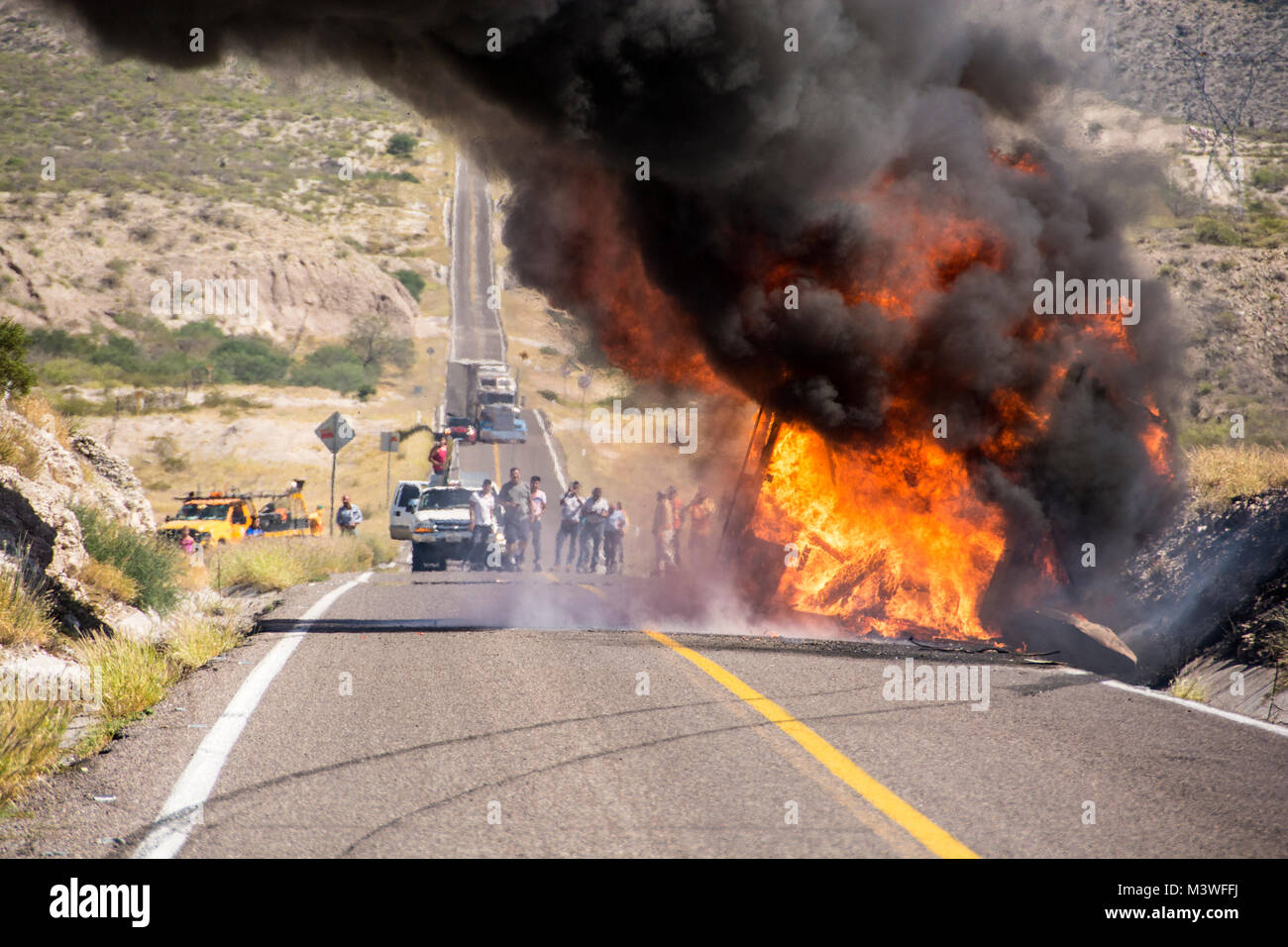 Un RV avec nous les plaques, perd le contrôle et s'écrase sur le Mexique, l'autoroute 1, à 15 miles au nord de la ville de La Paz. Banque D'Images
