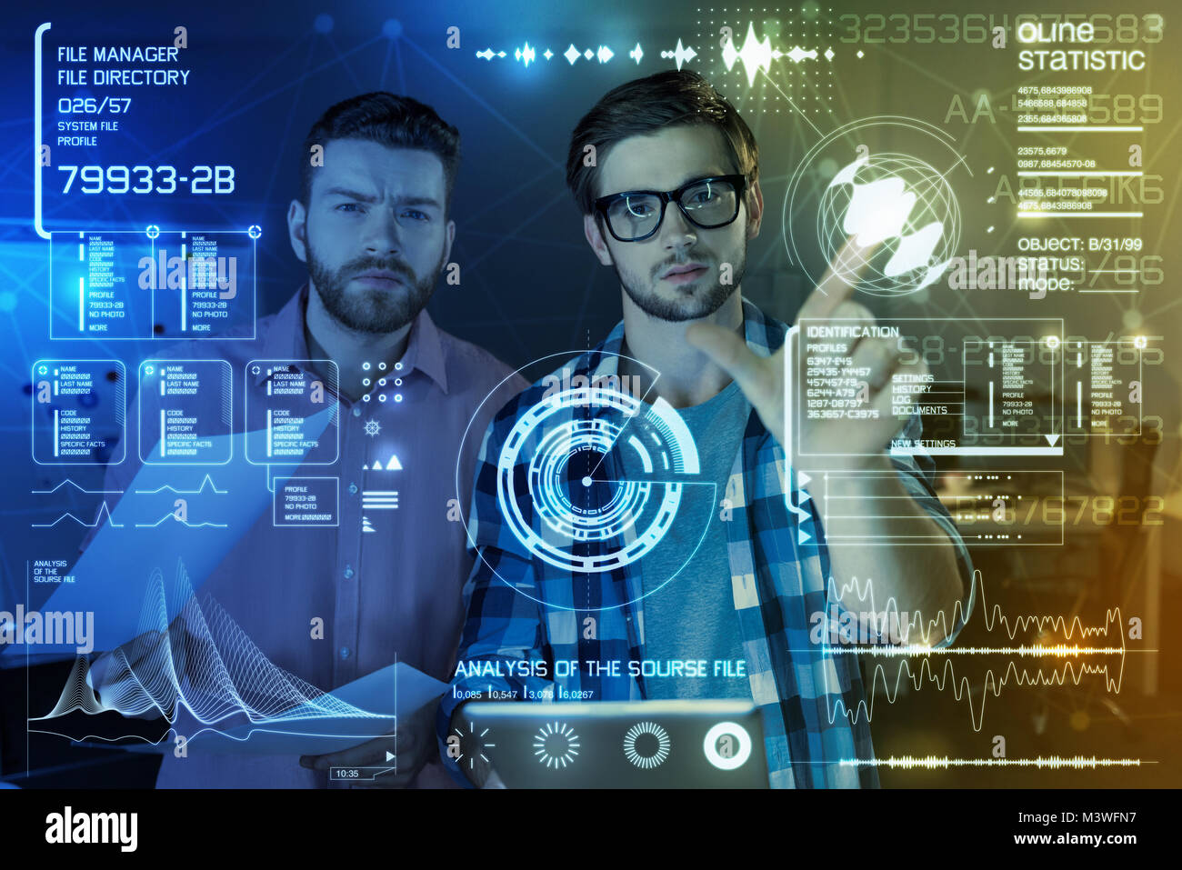 Les programmeurs professionnels utilisant de nouvelles applications de sécurité Banque D'Images