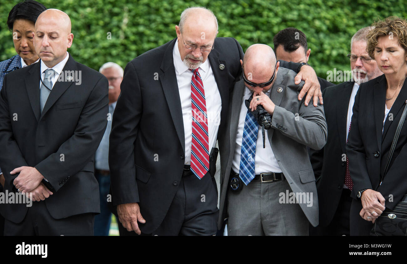 -Washington, D.C. vendredi, 22 mai 2017. Directeur du Service U.S. Marshals David Harlow a dirigé un petit service commémoratif pour fallen Vice-maréchal de l'AMÉRICAIN Patrick Carothers avec sa famille et ses amis, près de l'endroit où son nom est gravé dans le mur de l'application de la Loi nationale de l'agent de Memorial (NLEOM). Carothers a été tué dans l'exercice de ses fonctions en novembre 2016 lors de la tentative d'arrestation d'un fugitif violent. Photo par : Shane T. McCoy / US Marshals NLEOM USMS Patrick Carothers-44 par U.S. Marshals Service Banque D'Images