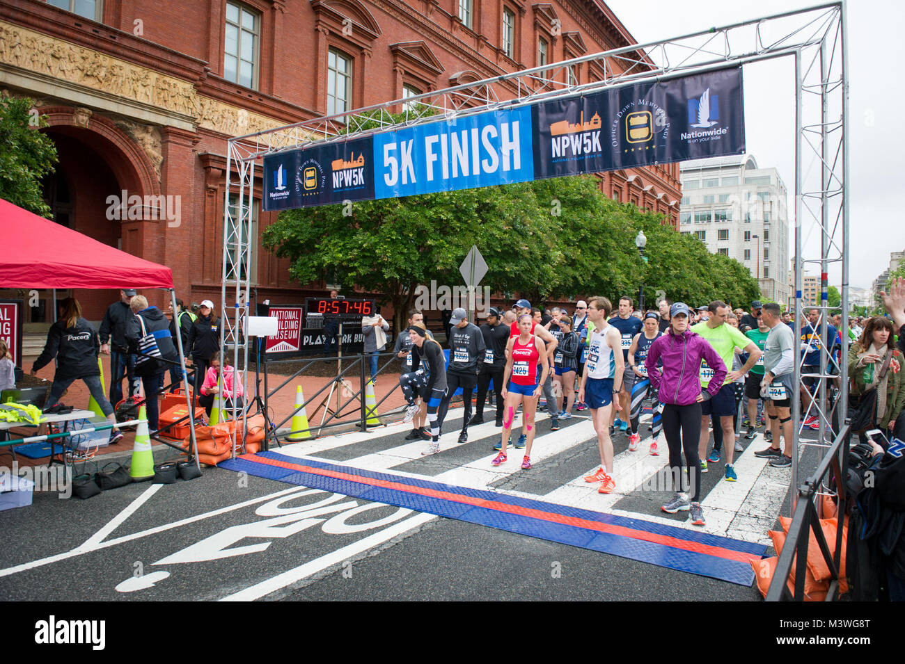 -Washington, DC, le 13 mai, 2017. Les membres de la U.S. Marshals Service couru la 11e édition de la Semaine nationale de la Police 5K de l'application de la loi en l'honneur des héros qui ont donné leur vie dans l'exercice de leurs fonctions. Cette année, l'USMS courut à l'honneur Patrick DUSM Carothers qui a été tué dans l'exercice de ses fonctions en novembre 2016 alors que l'appréhension d'un fugitif violent. Photos par : Shane T. McCoy / US Marshals la semaine de la Police 5K 2017-8 par U.S. Marshals Service Banque D'Images