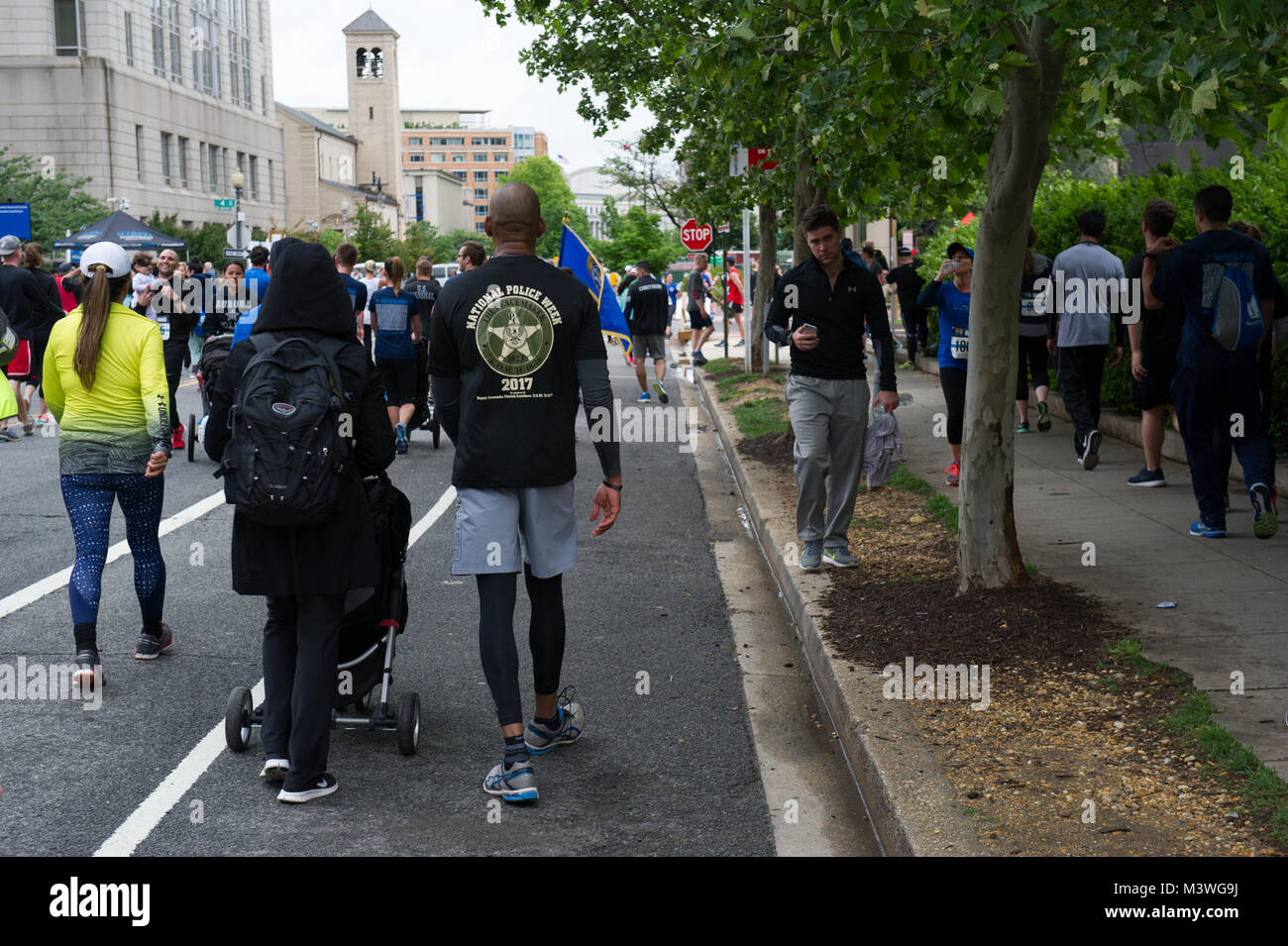 -Washington, DC, le 13 mai, 2017. Les membres de la U.S. Marshals Service couru la 11e édition de la Semaine nationale de la Police 5K de l'application de la loi en l'honneur des héros qui ont donné leur vie dans l'exercice de leurs fonctions. Cette année, l'USMS courut à l'honneur Patrick DUSM Carothers qui a été tué dans l'exercice de ses fonctions en novembre 2016 alors que l'appréhension d'un fugitif violent. Photos par : Shane T. McCoy / US Marshals la semaine de la Police 5K 2017-21 par U.S. Marshals Service Banque D'Images