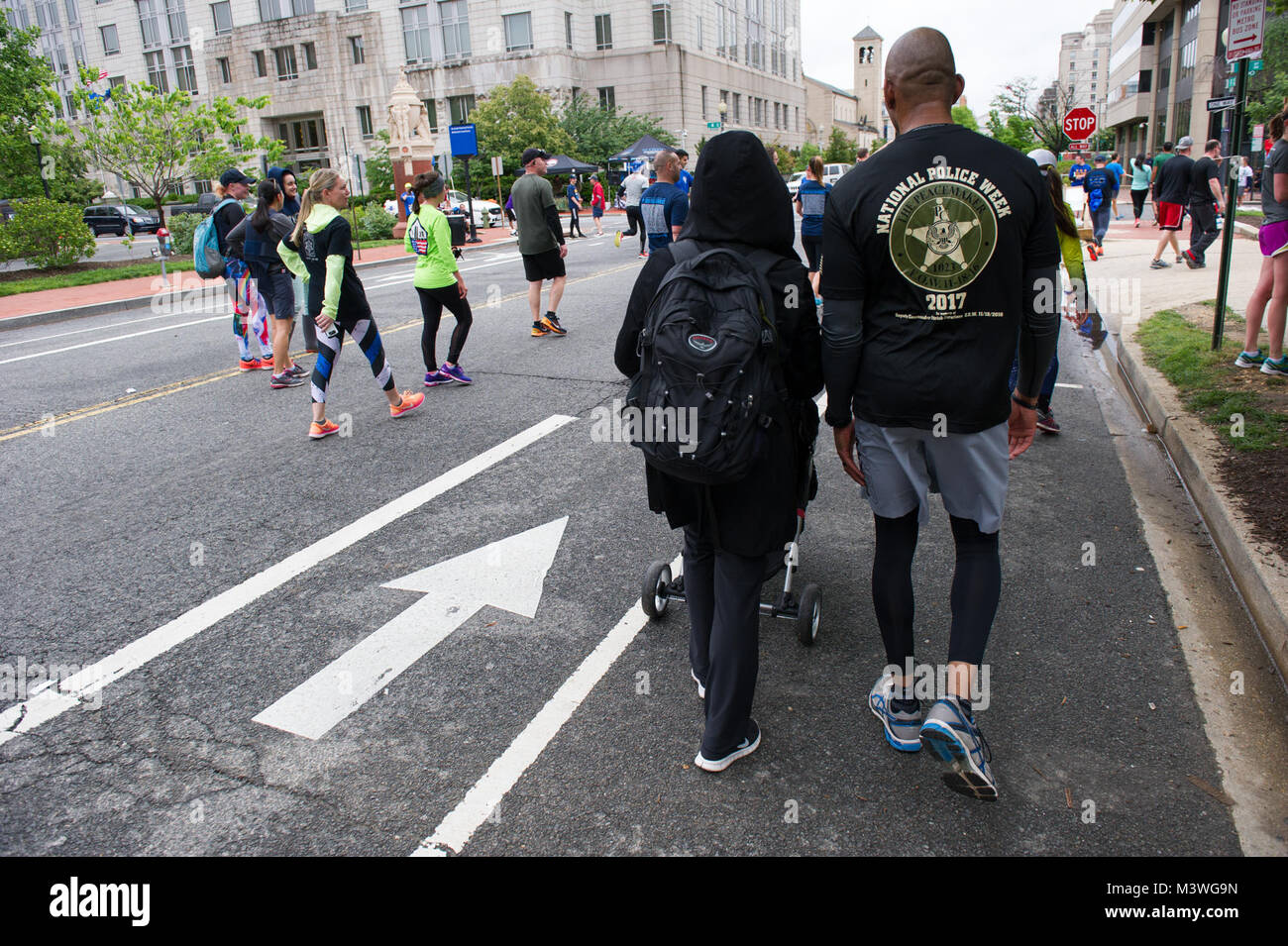 -Washington, DC, le 13 mai, 2017. Les membres de la U.S. Marshals Service couru la 11e édition de la Semaine nationale de la Police 5K de l'application de la loi en l'honneur des héros qui ont donné leur vie dans l'exercice de leurs fonctions. Cette année, l'USMS courut à l'honneur Patrick DUSM Carothers qui a été tué dans l'exercice de ses fonctions en novembre 2016 alors que l'appréhension d'un fugitif violent. Photos par : Shane T. McCoy / US Marshals la semaine de la Police 5K 2017-23 par U.S. Marshals Service Banque D'Images