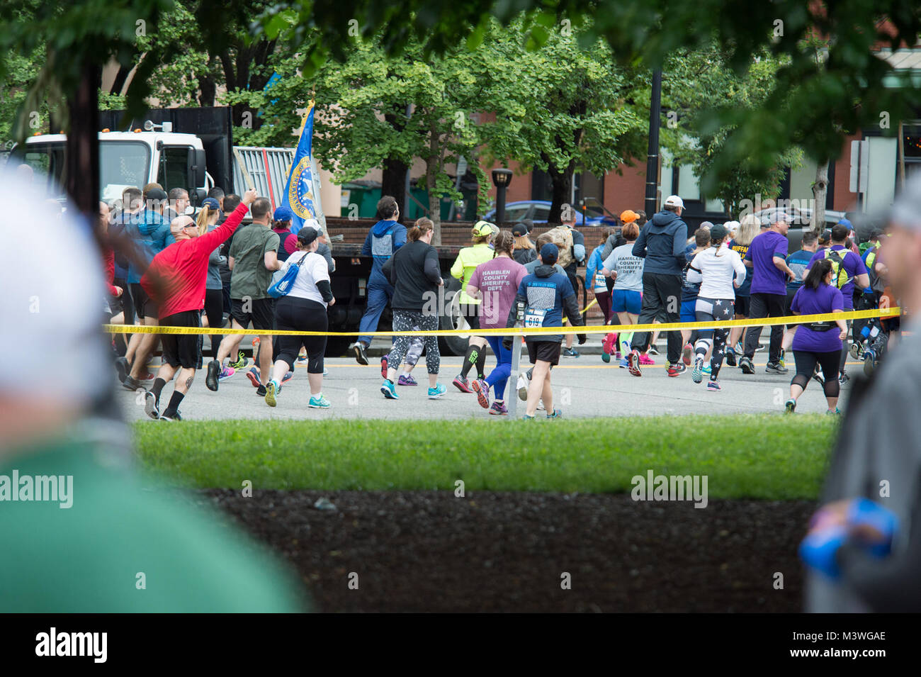 -Washington, DC, le 13 mai, 2017. Les membres de la U.S. Marshals Service couru la 11e édition de la Semaine nationale de la Police 5K de l'application de la loi en l'honneur des héros qui ont donné leur vie dans l'exercice de leurs fonctions. Cette année, l'USMS courut à l'honneur Patrick DUSM Carothers qui a été tué dans l'exercice de ses fonctions en novembre 2016 alors que l'appréhension d'un fugitif violent. Photos par : Shane T. McCoy / US Marshals la semaine de la Police 5K 2017-41 par U.S. Marshals Service Banque D'Images