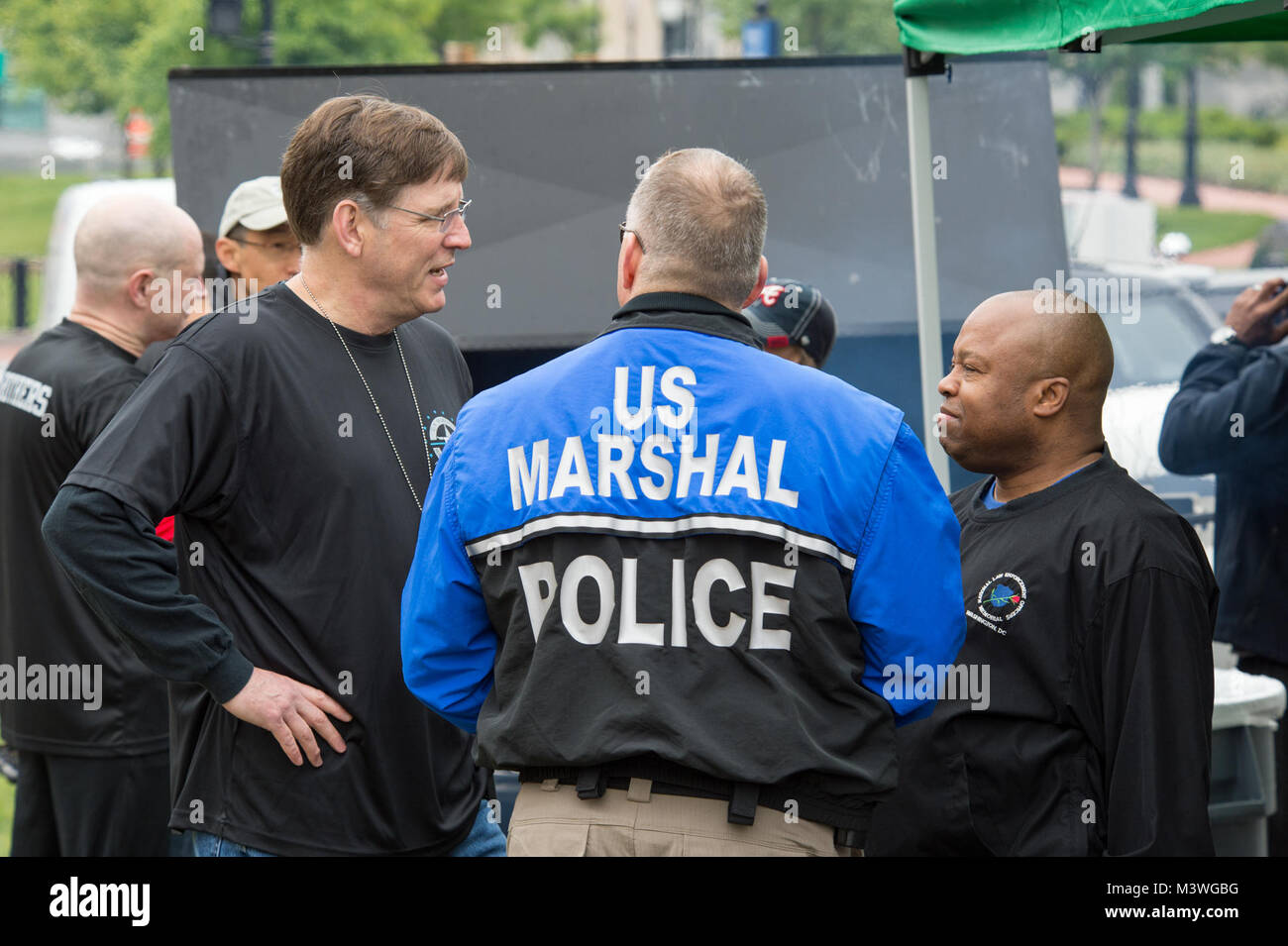 -Washington, DC, le 13 mai, 2017. Les membres de la U.S. Marshals Service couru la 11e édition de la Semaine nationale de la Police 5K de l'application de la loi en l'honneur des héros qui ont donné leur vie dans l'exercice de leurs fonctions. Cette année, l'USMS courut à l'honneur Patrick DUSM Carothers qui a été tué dans l'exercice de ses fonctions en novembre 2016 alors que l'appréhension d'un fugitif violent. Photos par : Shane T. McCoy / US Marshals la semaine de la Police 5K 2017-64 par U.S. Marshals Service Banque D'Images