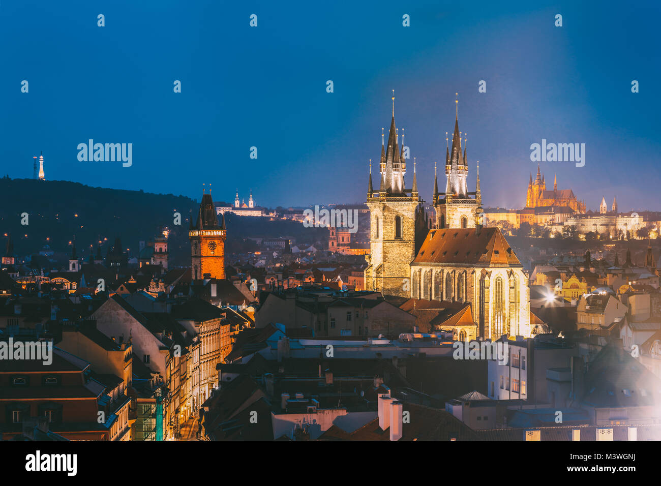 Prague, République tchèque. Centre de la vieille ville en soirée. Célèbre l'Ancien hôtel de ville, église Notre Dame de Tyn, avant la cathédrale Saint-Guy dans l'éclairage de nuit. F Banque D'Images