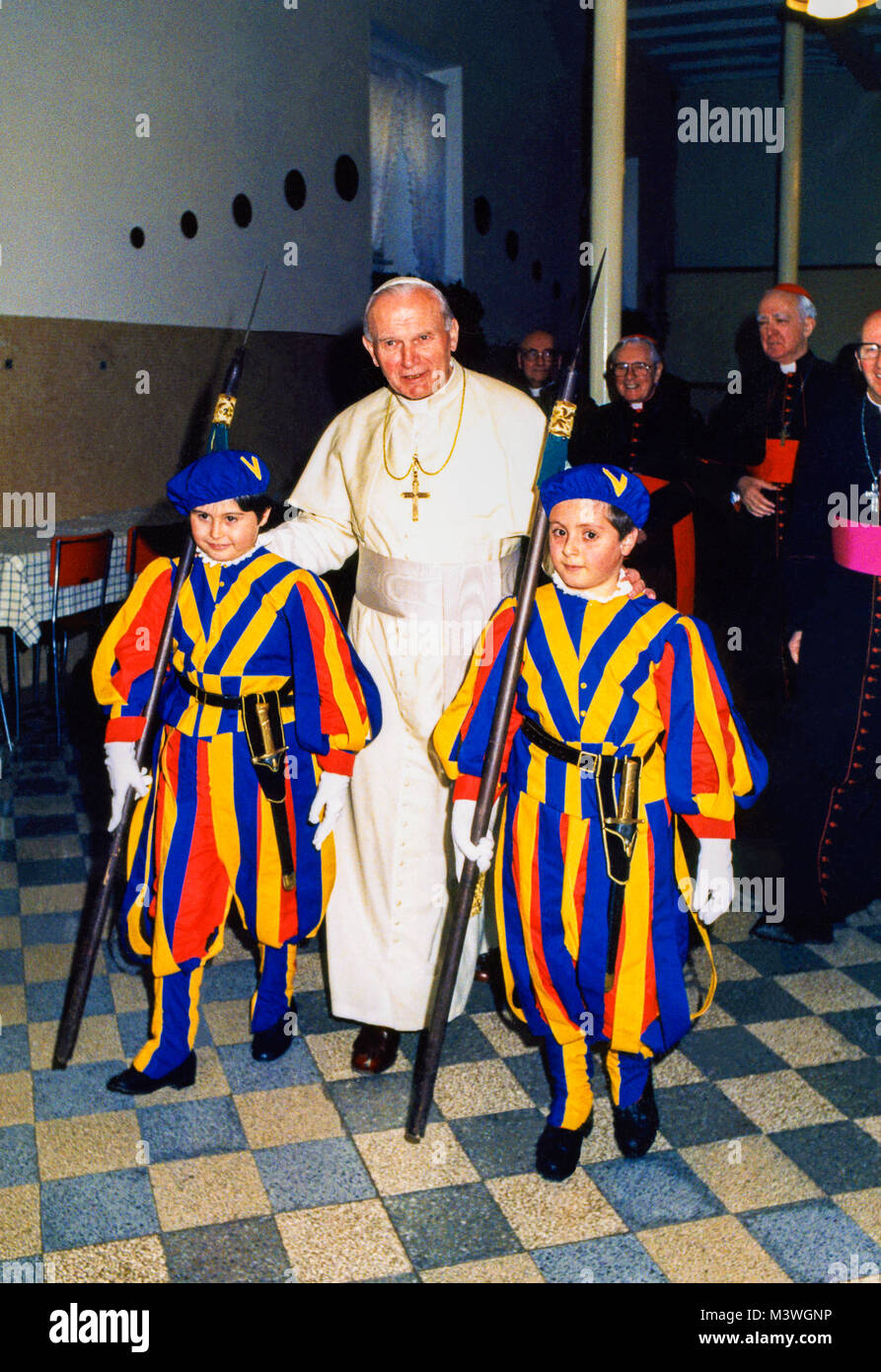 Jean Paul II avec deux enfants habillés comme des gardes Suisses Banque D'Images
